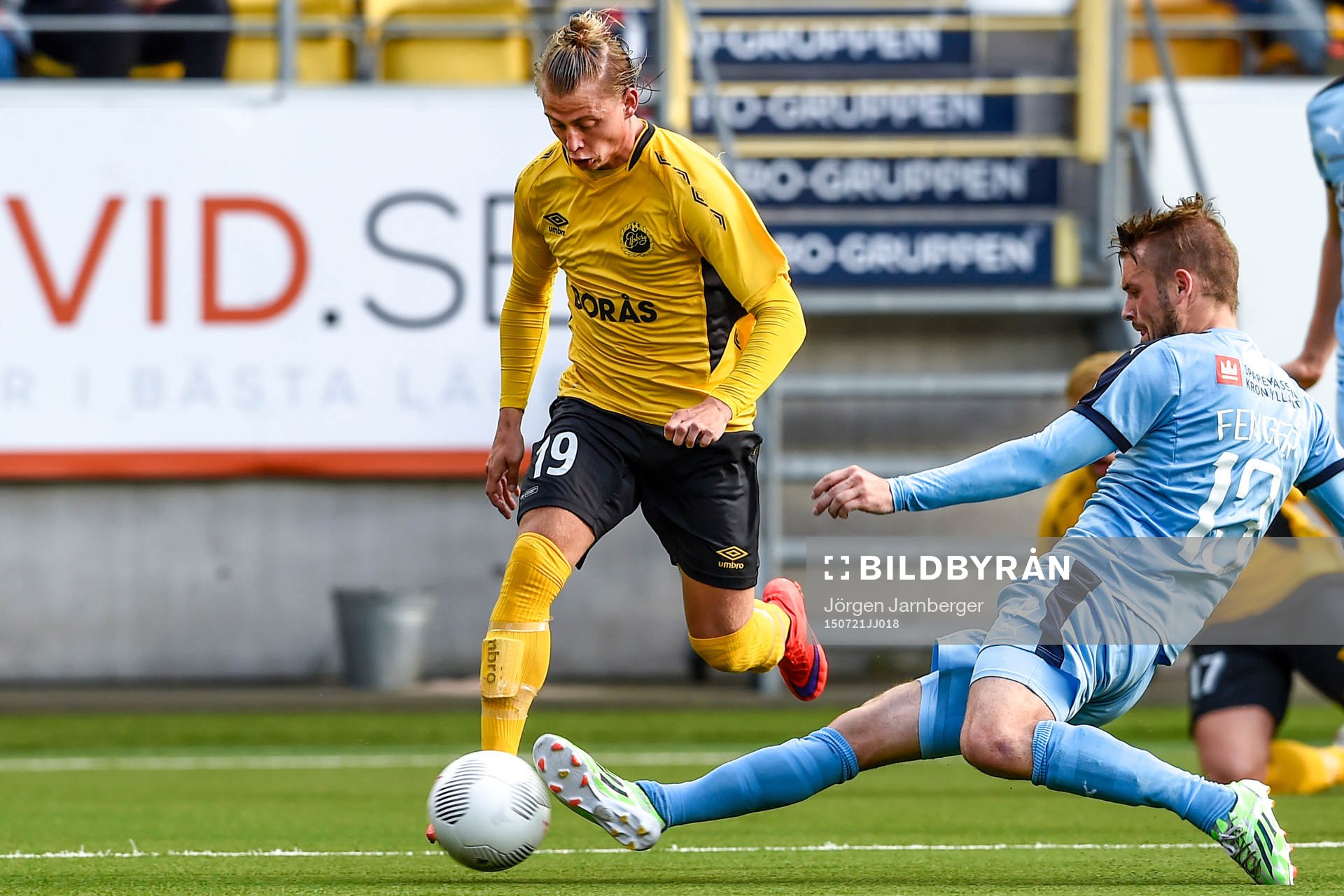Randers Mads Fenger bryter boll från Elfsborgs Simon