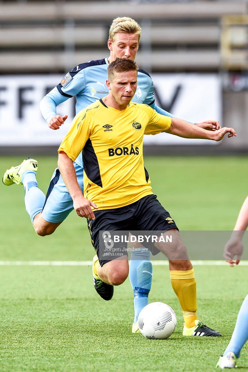 Elfsborgs Anders Svensson jagad av Randers Nicolai