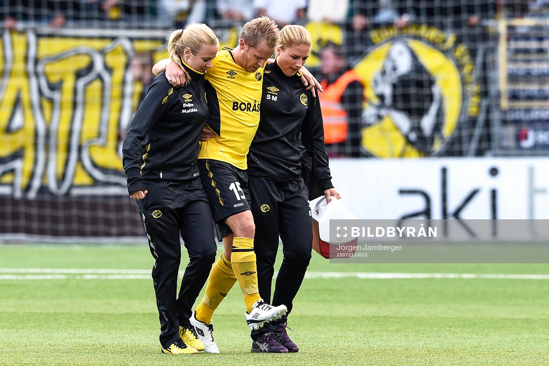 Elfsborgs Andreas Klarström  får hjälp av planen