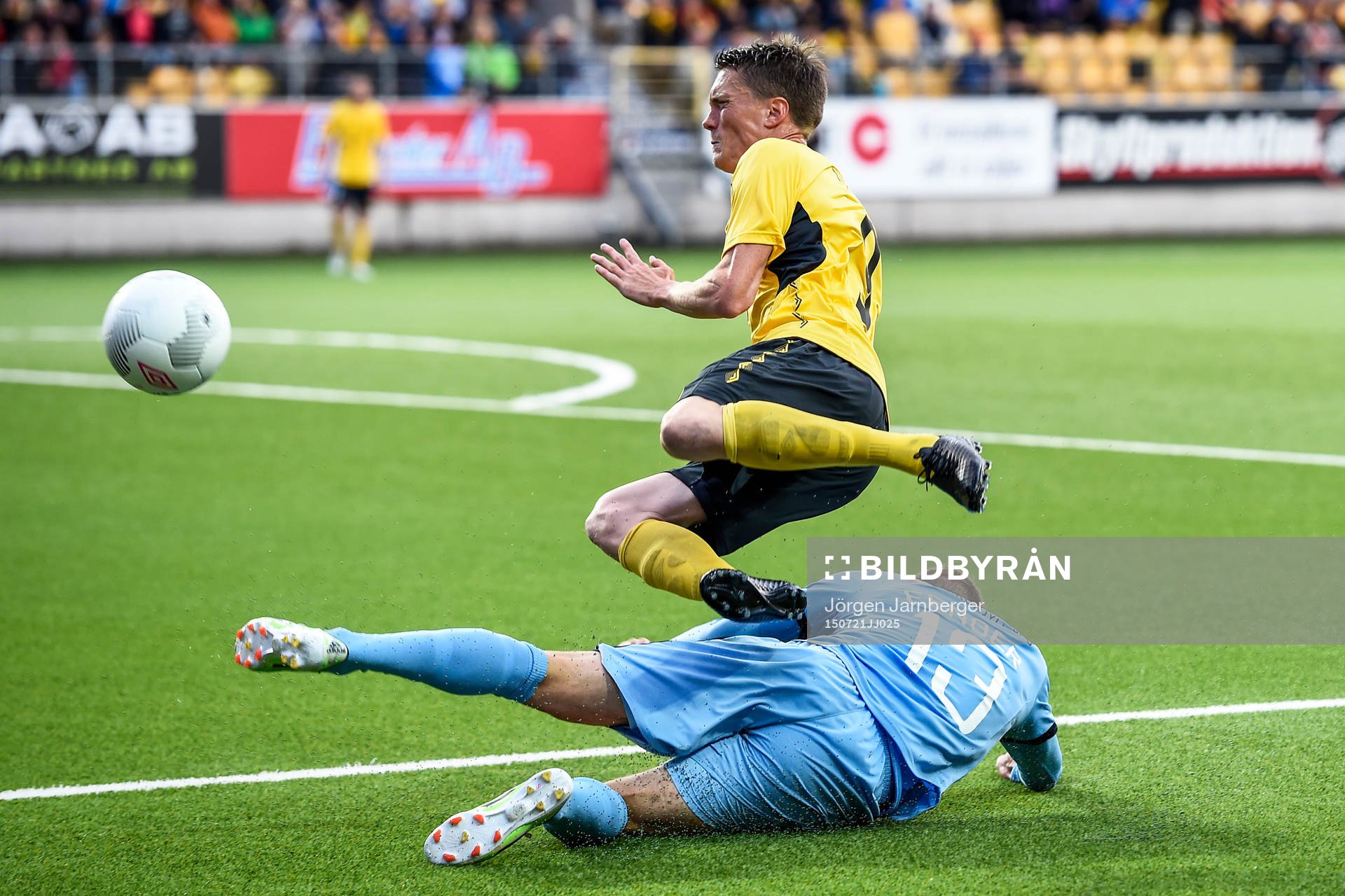 Randers Mads Fenger bryter bollen för Elfsborgs Lasse