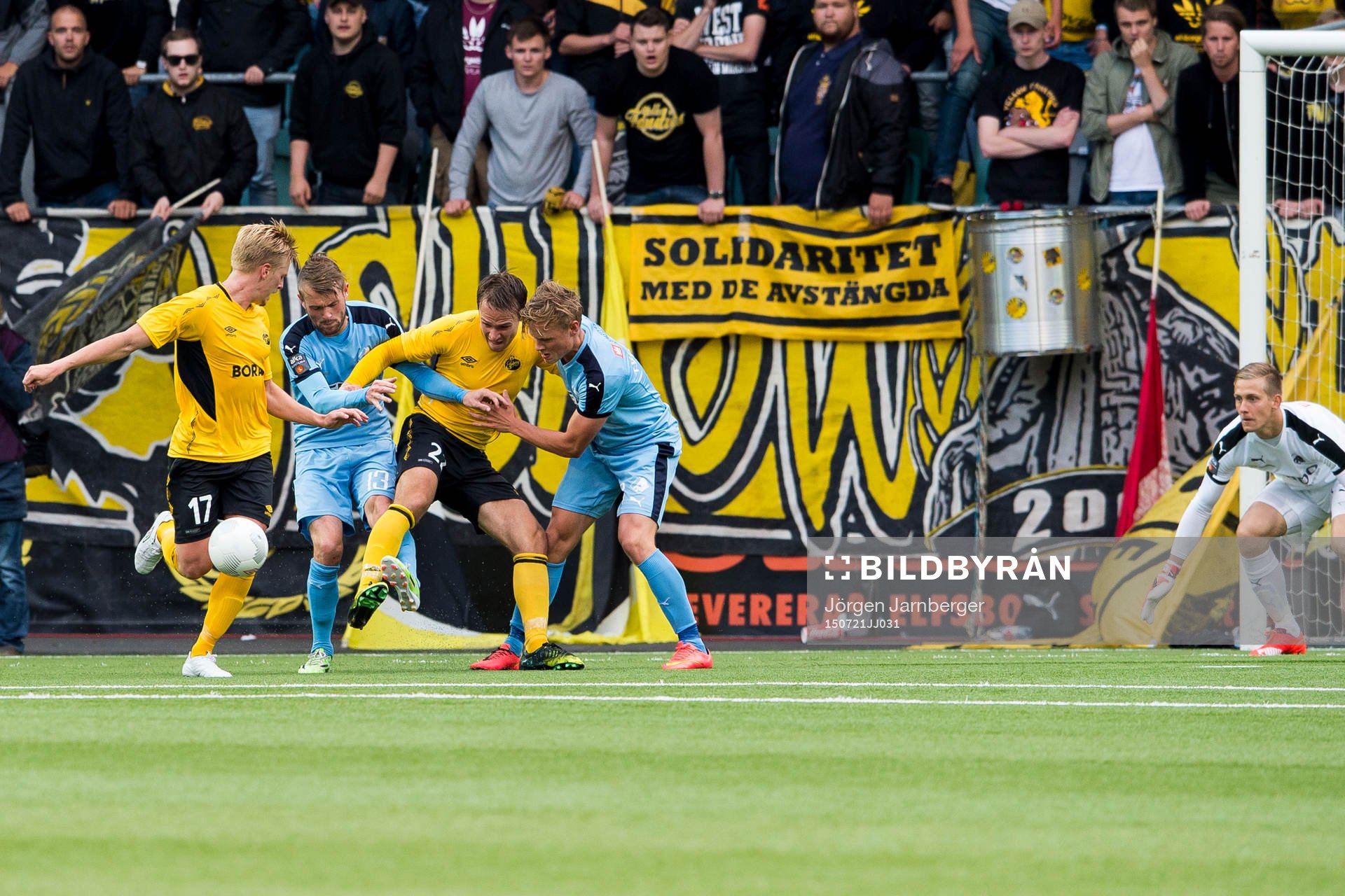 Kamp om bollen i Randers straffområde mellan Randers Mads Fenger och Jeppe Tverskov mot Elfsborgs Per Frick och Viktor Prodell under en fotbollsmatch i Europa League mellan Elfsborg och Randers den 21 juli 2015 i Borås.