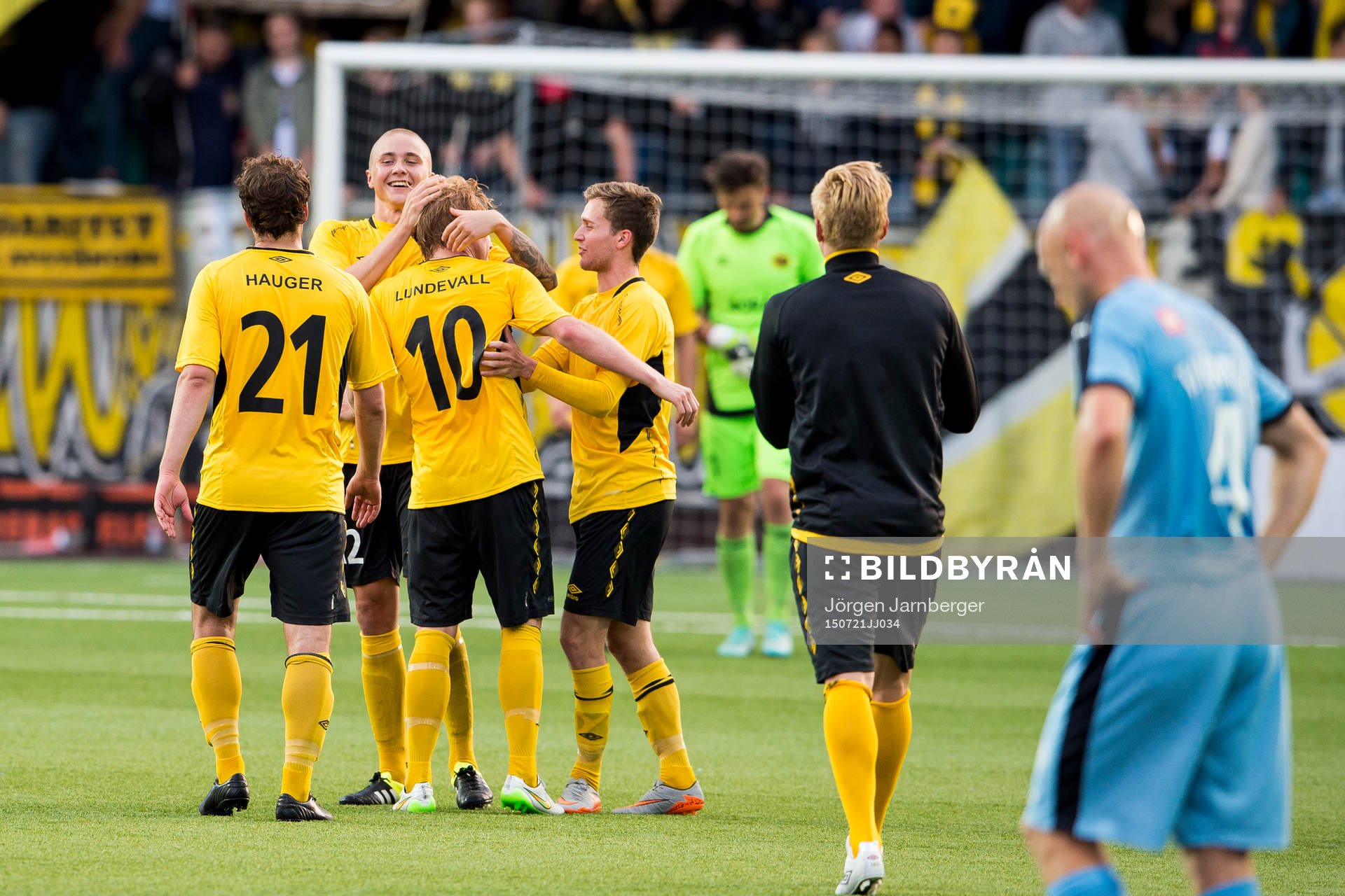 Elfsborgs Simon Lundevall kramas om av Sebastian Holmén, Henning Hauger och Adam Lundqvist efter slutsignalen i en fotbollsmatch i Europa League mellan Elfsborg och Randers den 21 juli 2015 i Borås.