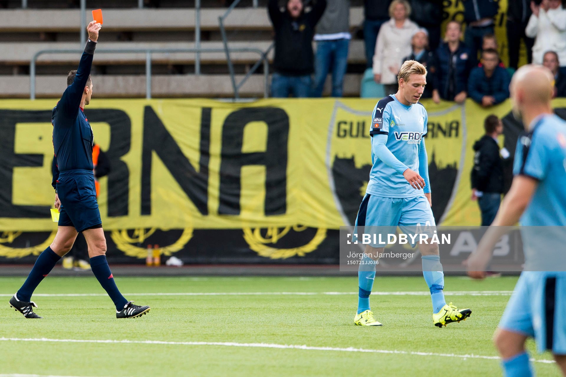 Domaren Andreas Pappas visar ut Randers Nicolai