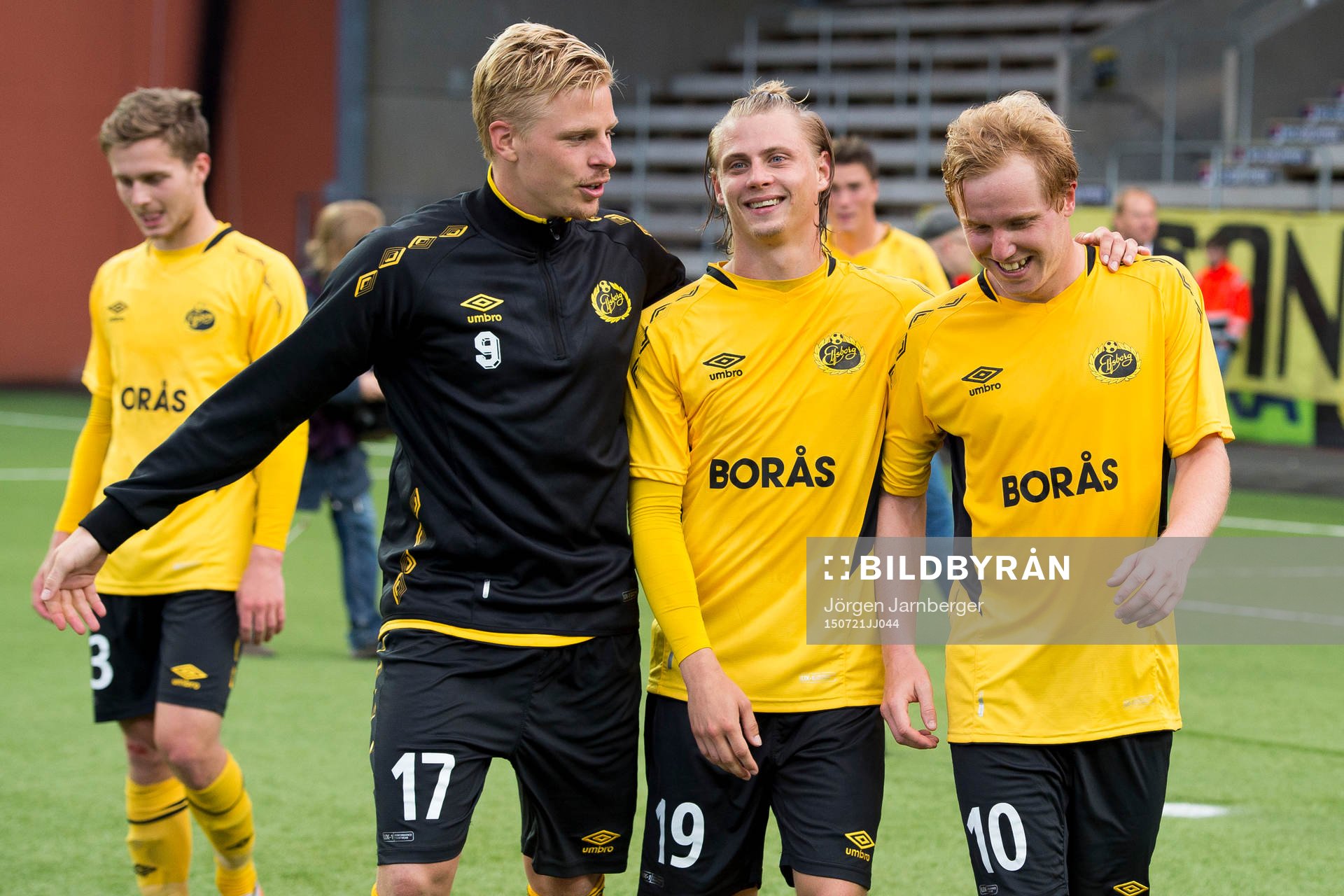 Elfsborgs Per Frick, Simon Hedlund och Simon Lundevall jublande glada efter slutsignalen i en fotbollsmatch i Europa League mellan Elfsborg och Randers den 21 juli 2015 i Borås.
