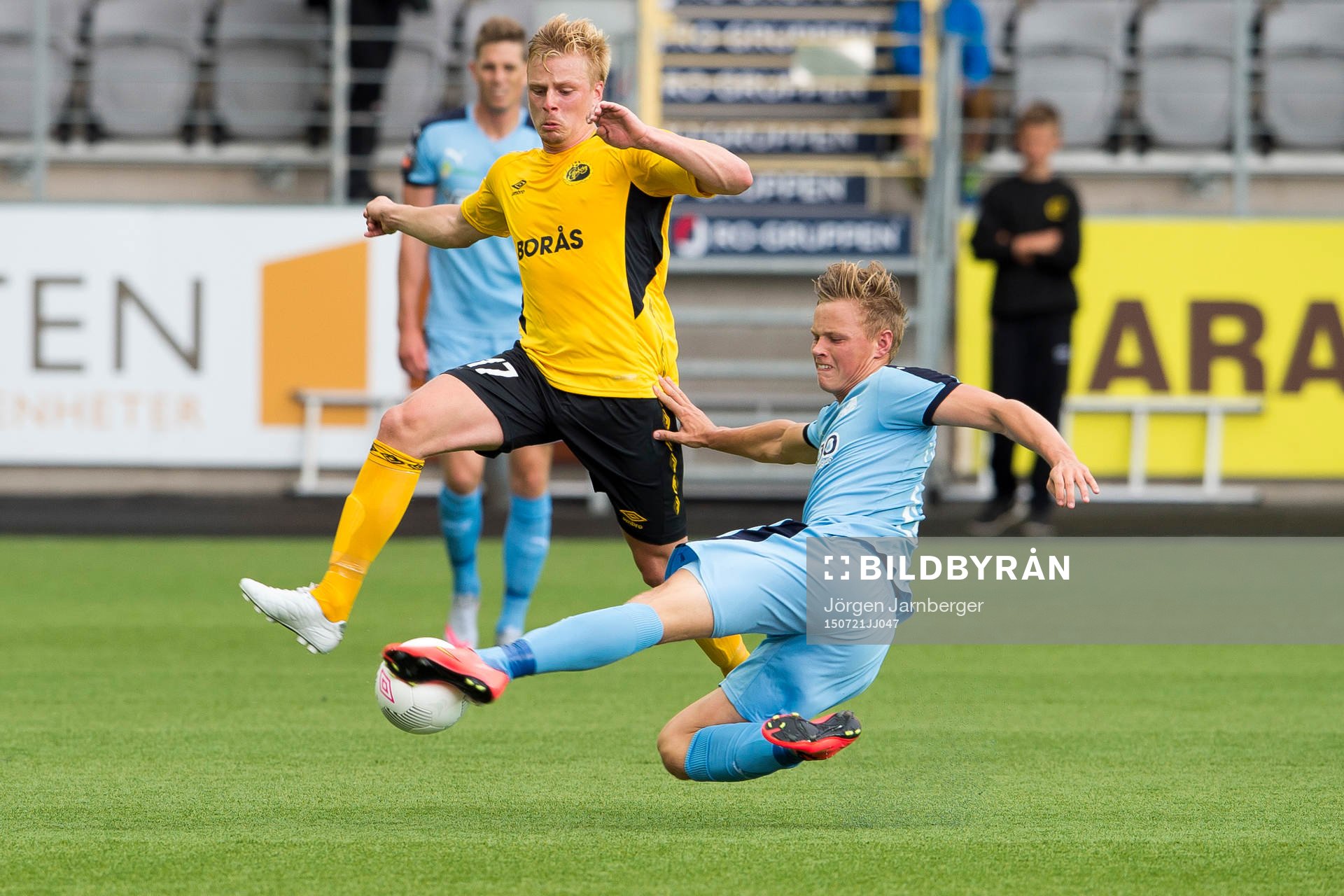 Randers Jeppe Tverskov bryter boll av Elfsborgs Per Frick