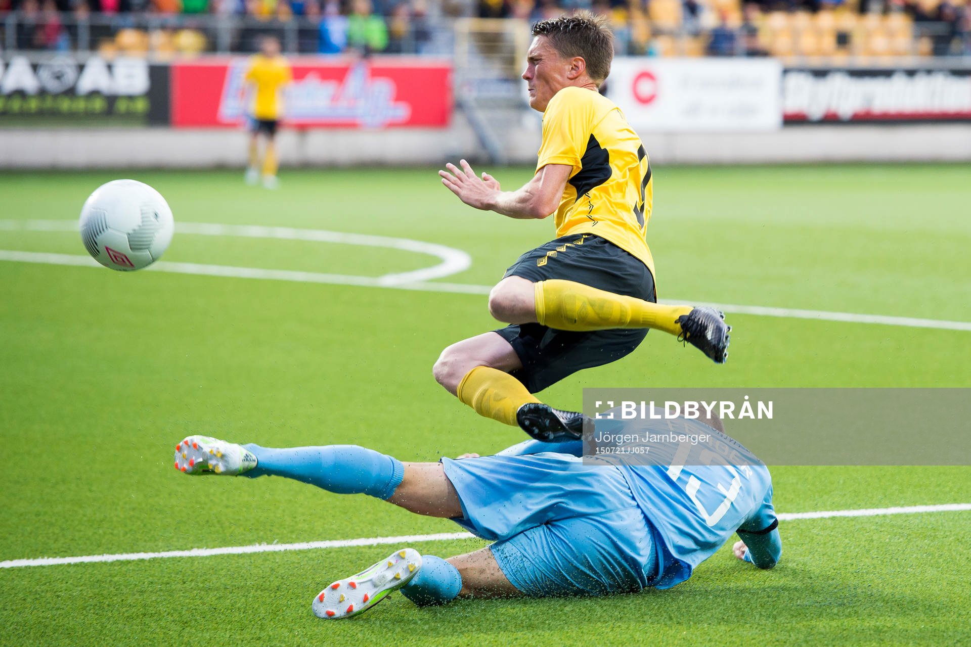 Randers Mads Fenger (liggande) bryter boll av Elfsborgs