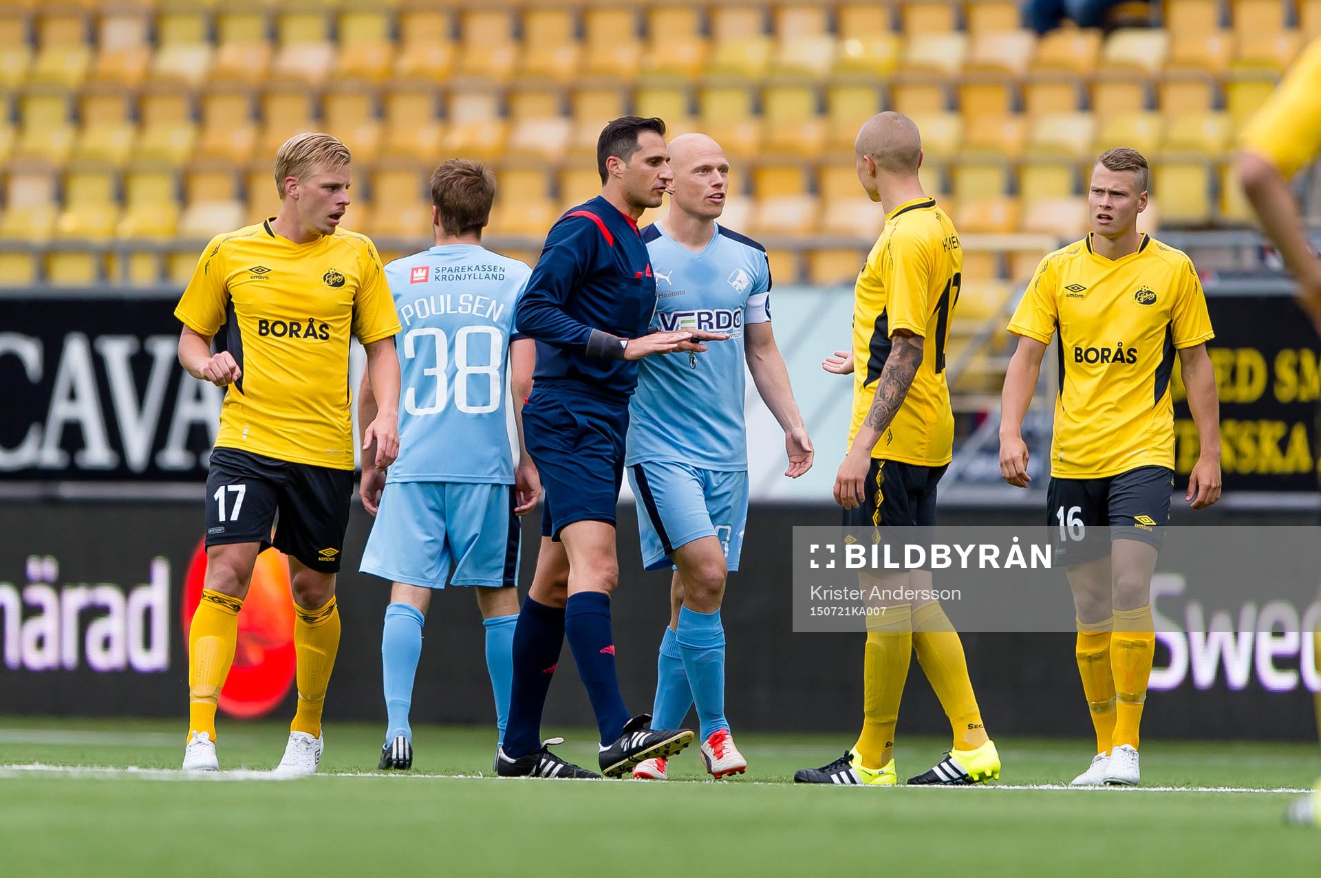 Domaren Andreas Pappas samtalar med Randers Christian T