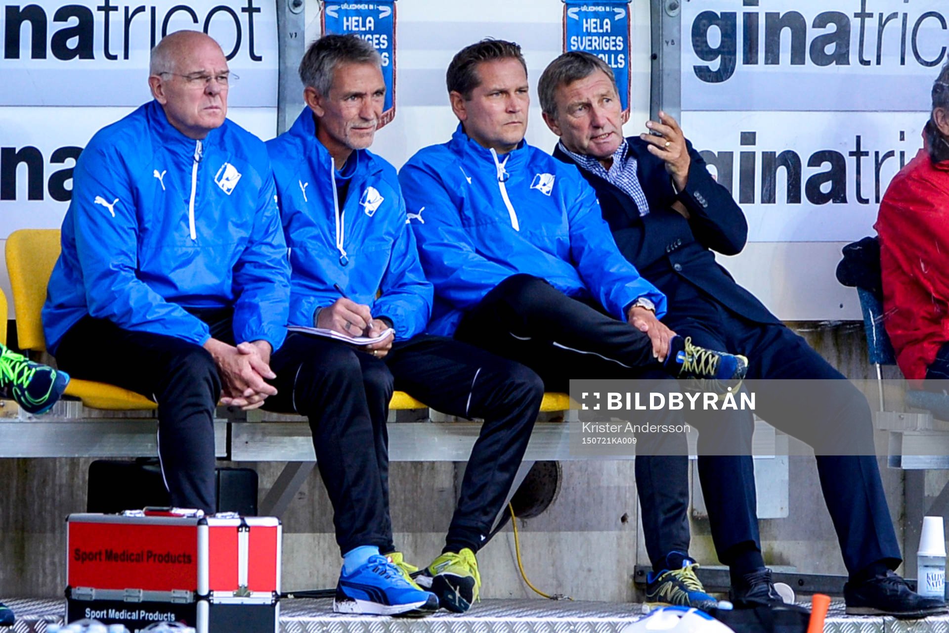Randers tränare Colin Todd ,till höger, på bänken