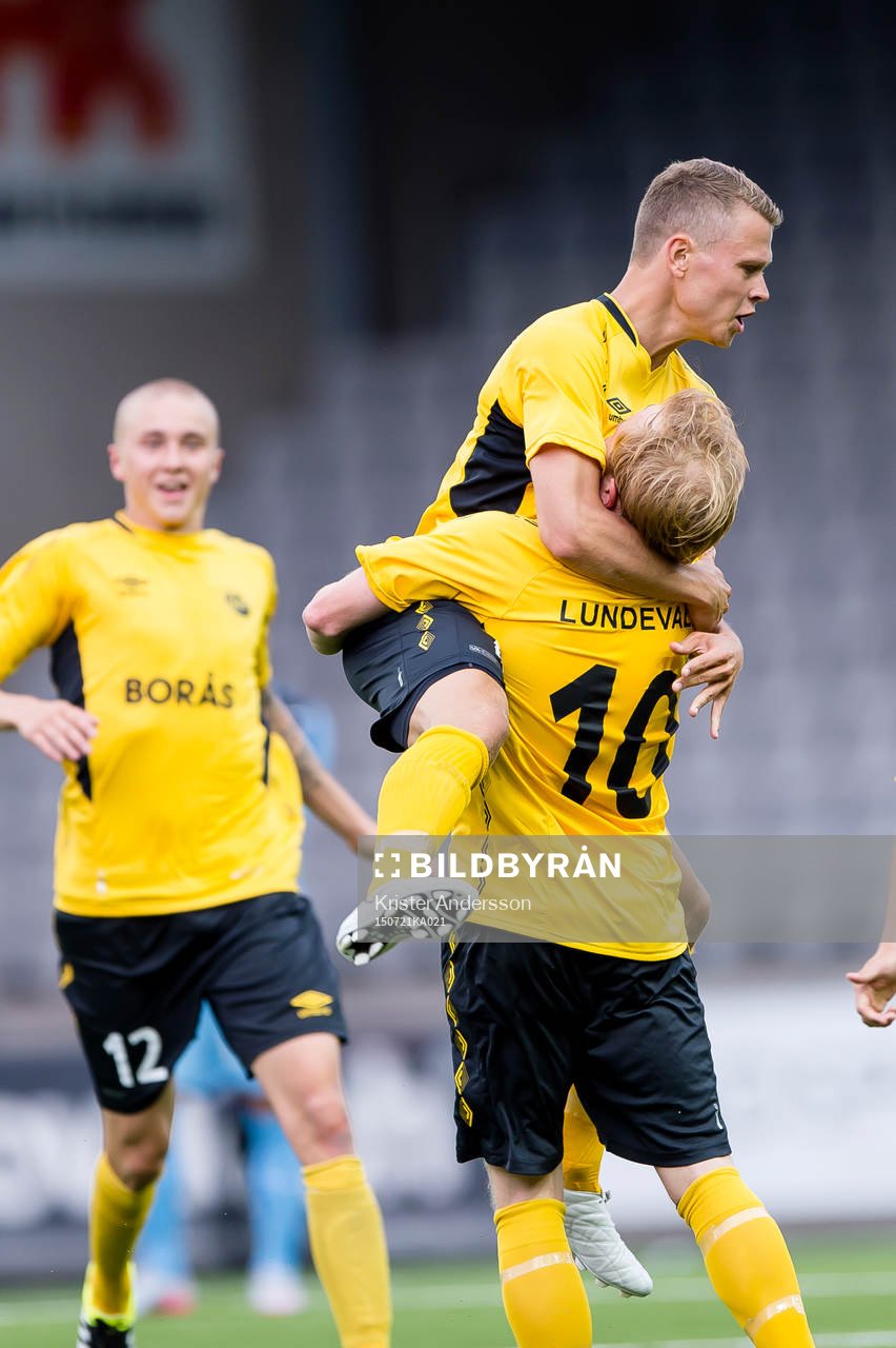 Elfsborgs Simon Lundevall jublar och blir omkramad av