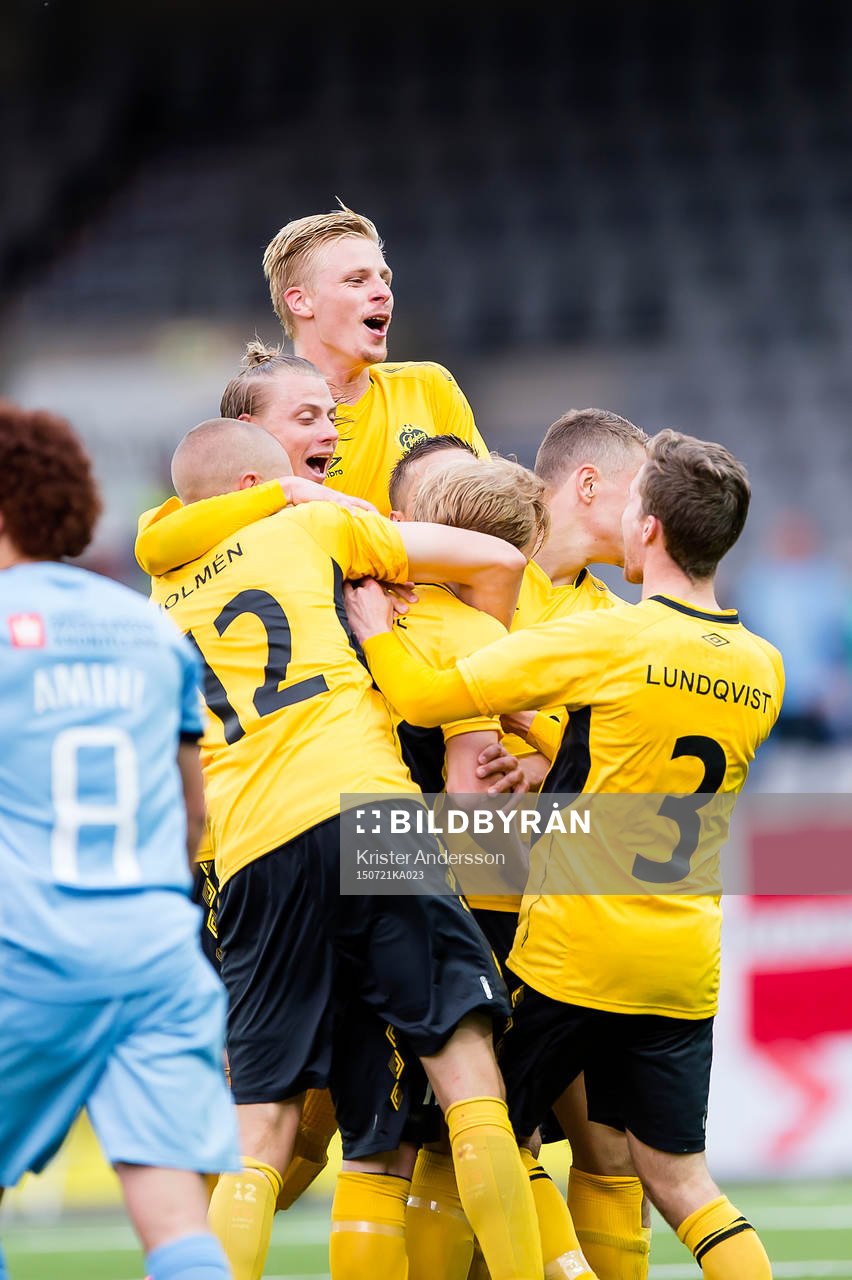Elfsborgs Simon Lundevall jublar och blir omkramad av laget