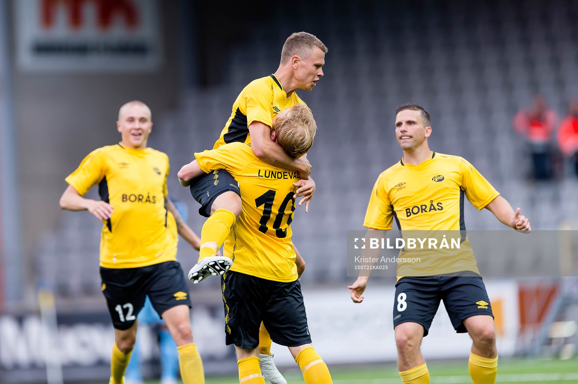 Elfsborgs Viktor Claesson omfamnar en jublande Simon