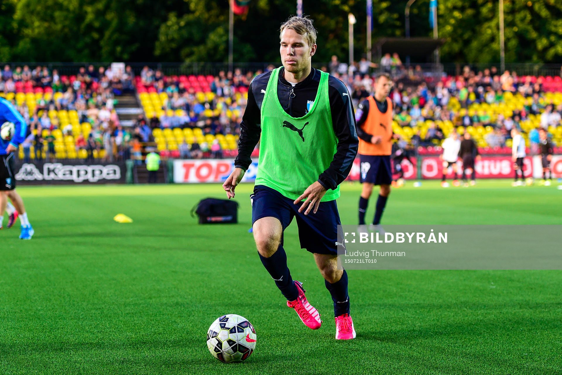 Malmö FFs Oscar Lewicki värmer upp före fotbollsmatchen