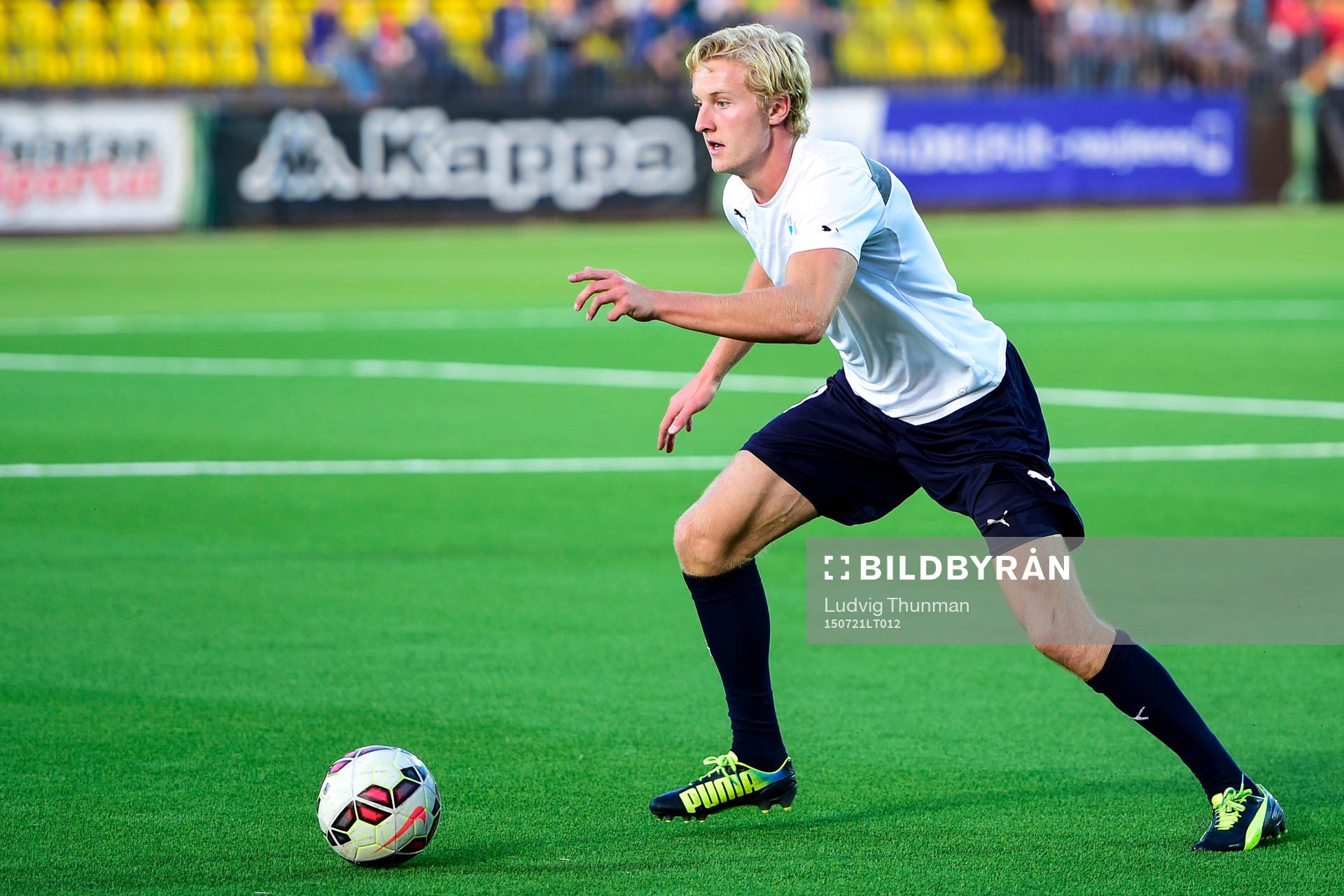 Malmö FFs Franz Brorsson värmer upp före fotbollsmatchen