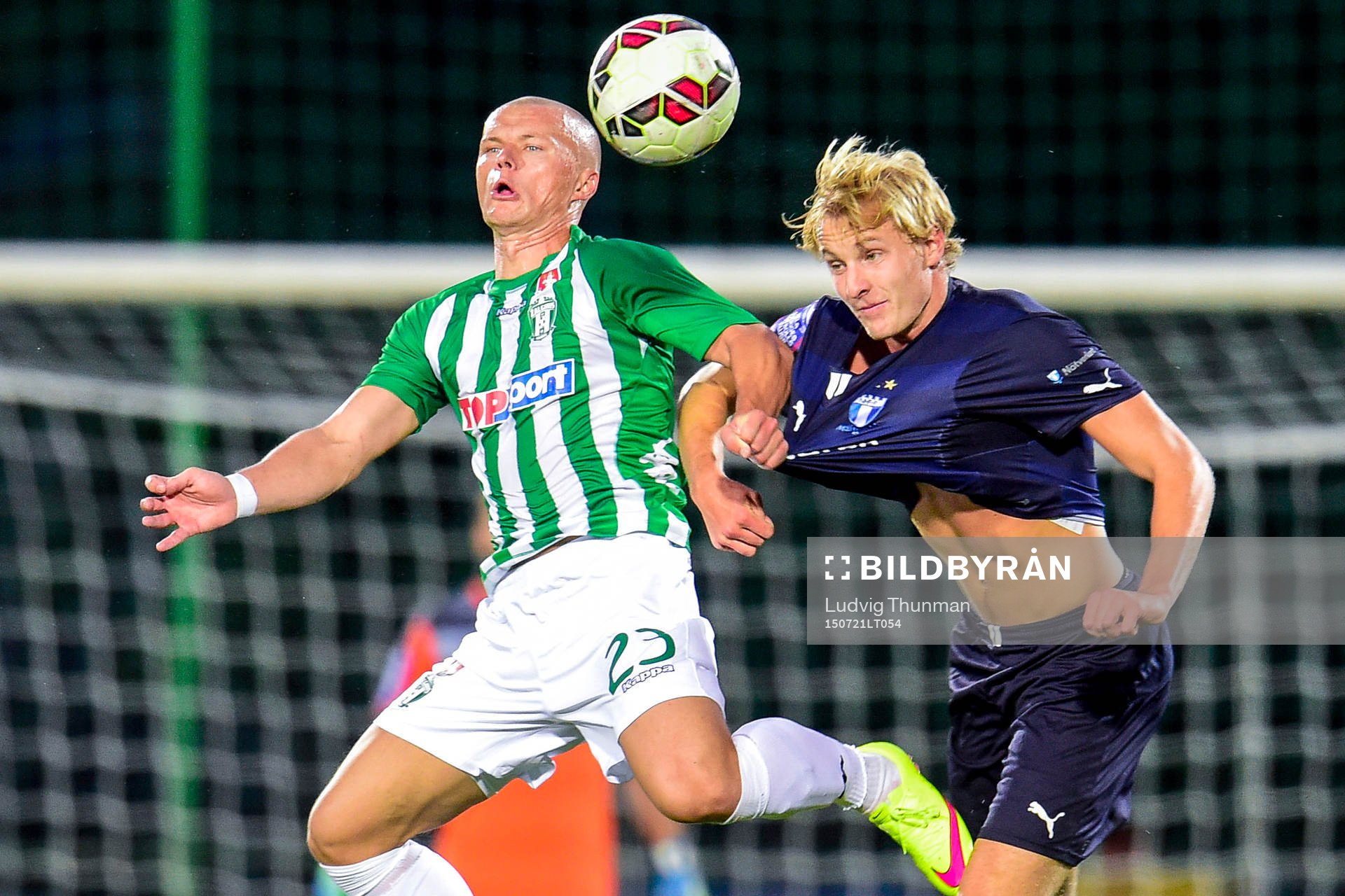 Zalgiris Darvydas Sernas och Malmö FFs Franz Brorsson i en