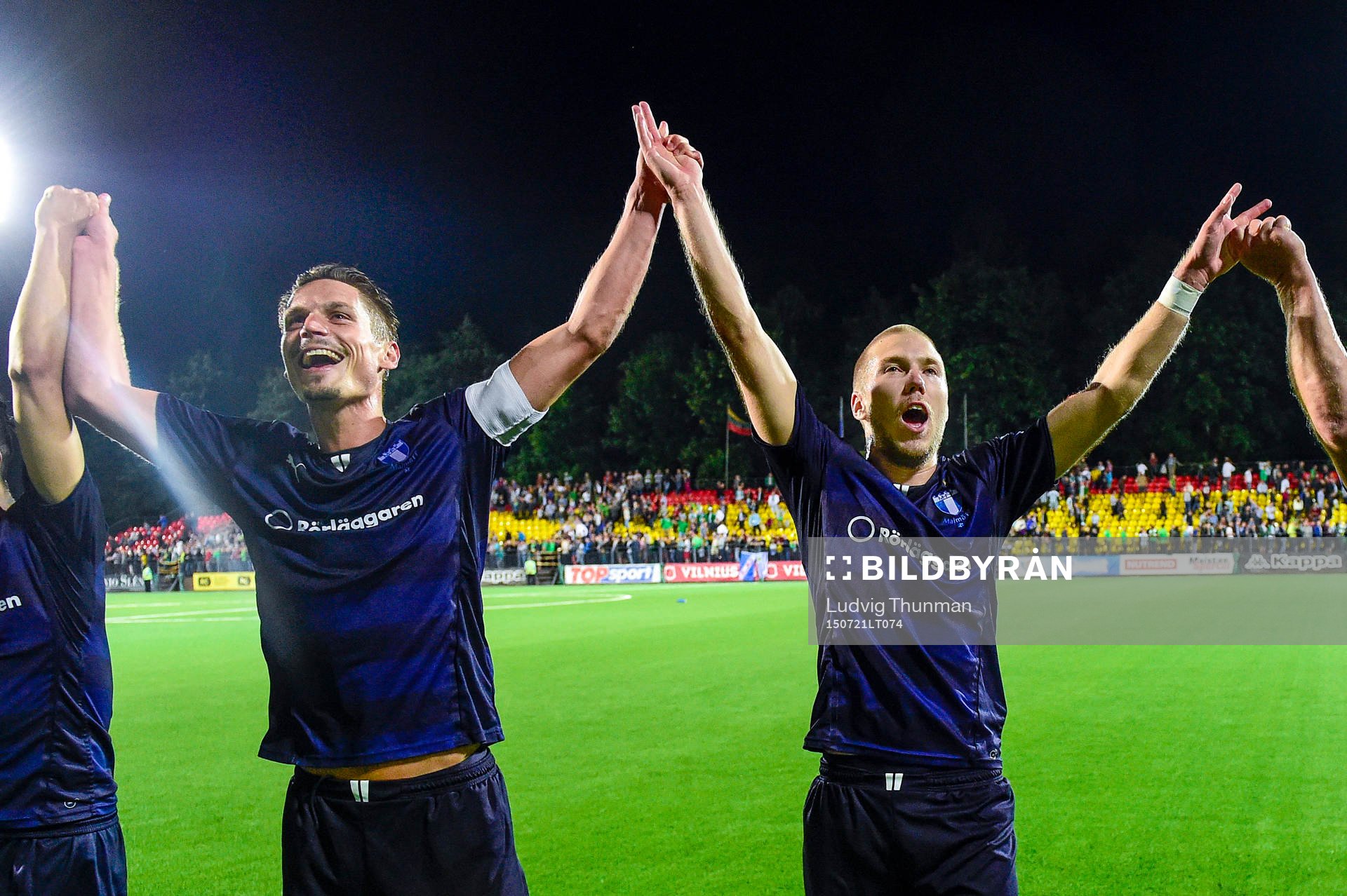 Malmö FFs Markus Rosenberg och Anton Tinnerholm firar med fansen efter fotbollsmatchen mellan Zalgiris Vilnius och Malmö FF i kvalet till Champions League den 21 juli 2015 i Vilnius.