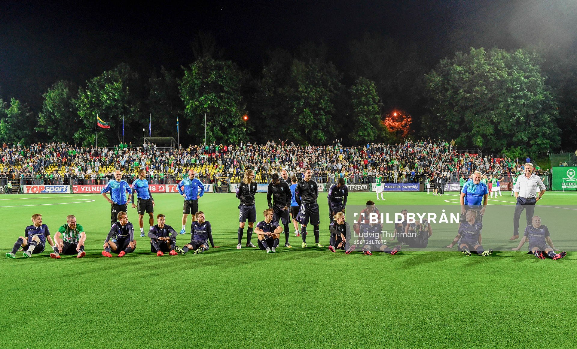 Malmö FFs spelare firar med fansen efter fotbollsmatchen mellan Zalgiris Vilnius och Malmö FF i kvalet till Champions League den 21 juli 2015 i Vilnius.