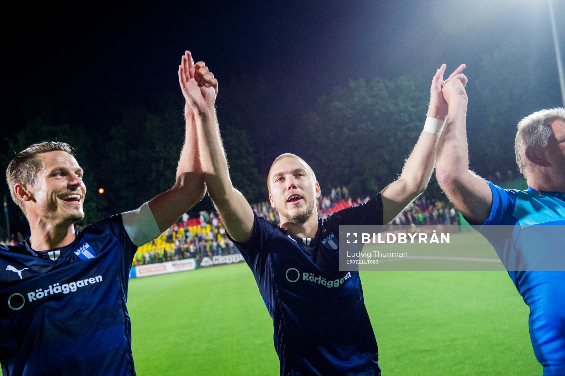Malmö FFs Anton Tinnerholm firar segern med publiken