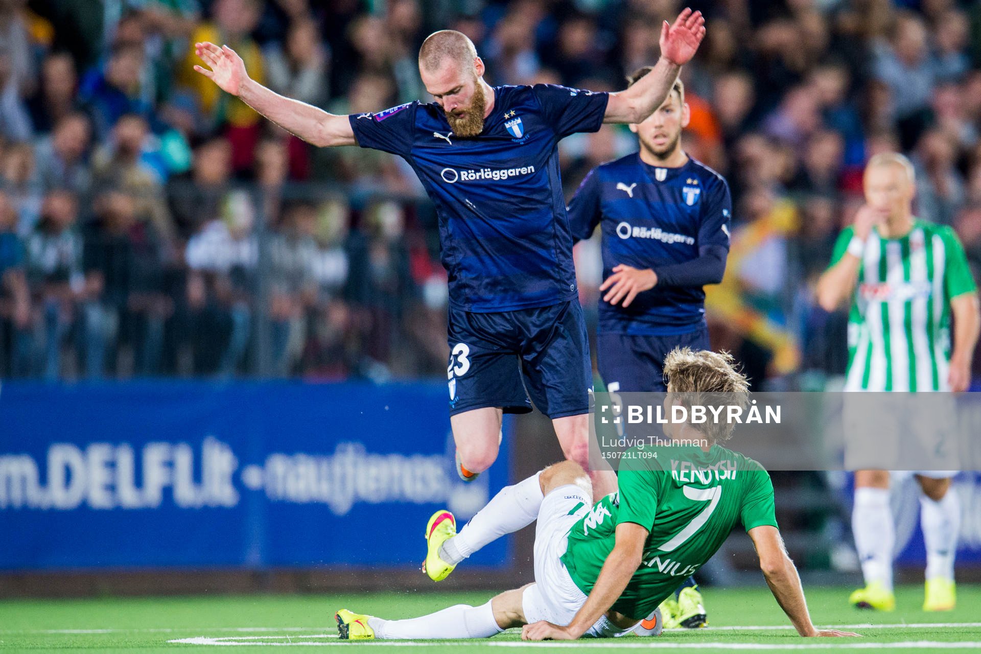 Malmö FFs Jo Inge Berget snubblar på Zalgiris Yuri Kendysh