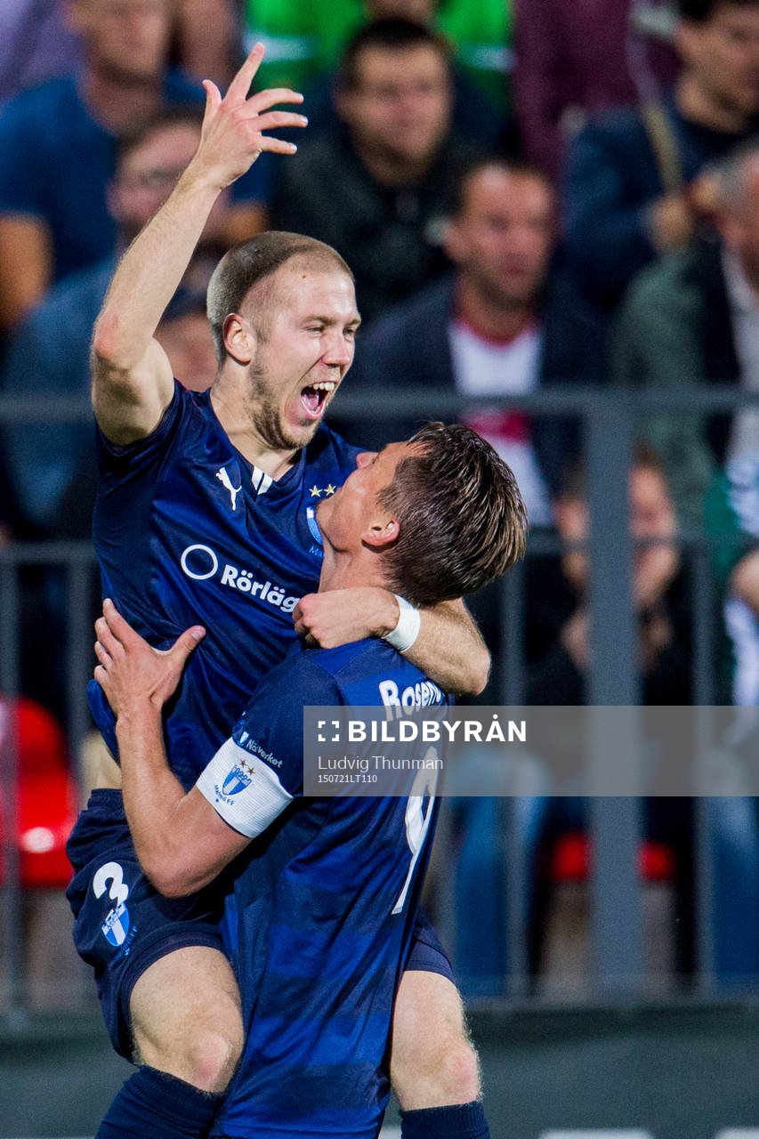 Malmö FFs Anton Tinnerholm hoppar upp i famnen på Markus