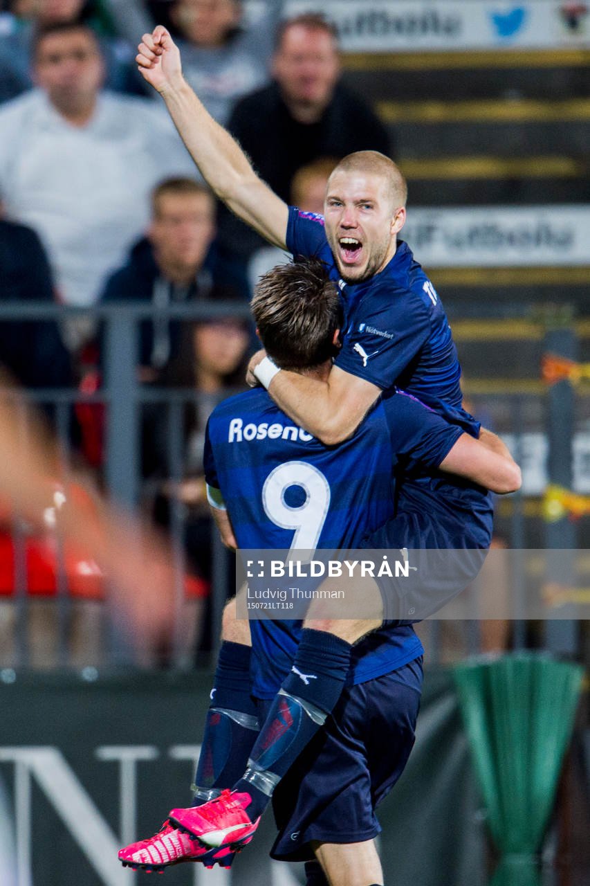 Malmö FFs Anton Tinnerholm hoppar upp i famnen på Markus