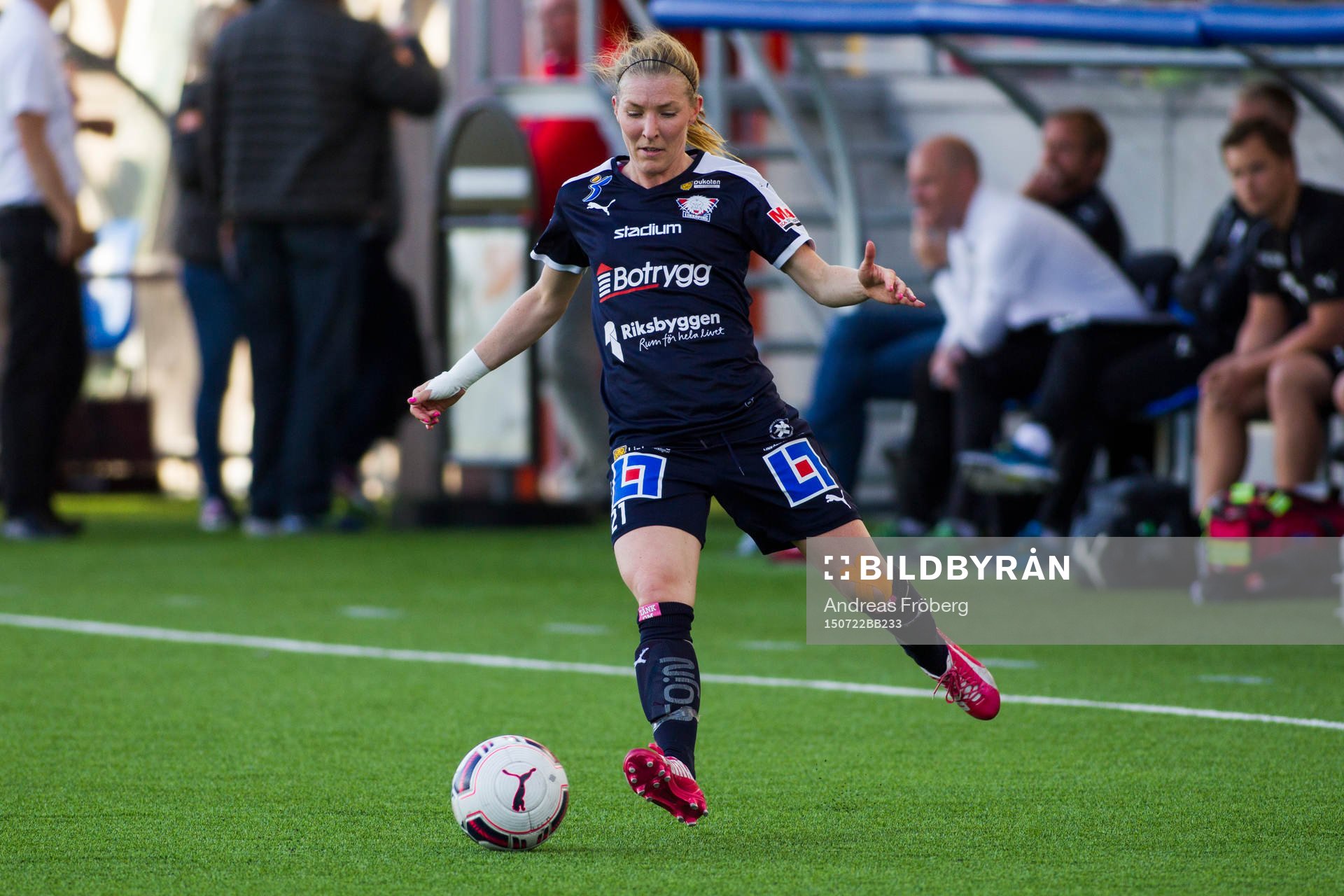 Linköping FC:s Maja Krantz med bollen under fotbollsmatchen i Damallsvenskan mellan Linköpings FC och FC Rosengårdden 22 juli 2015 i Linköping.