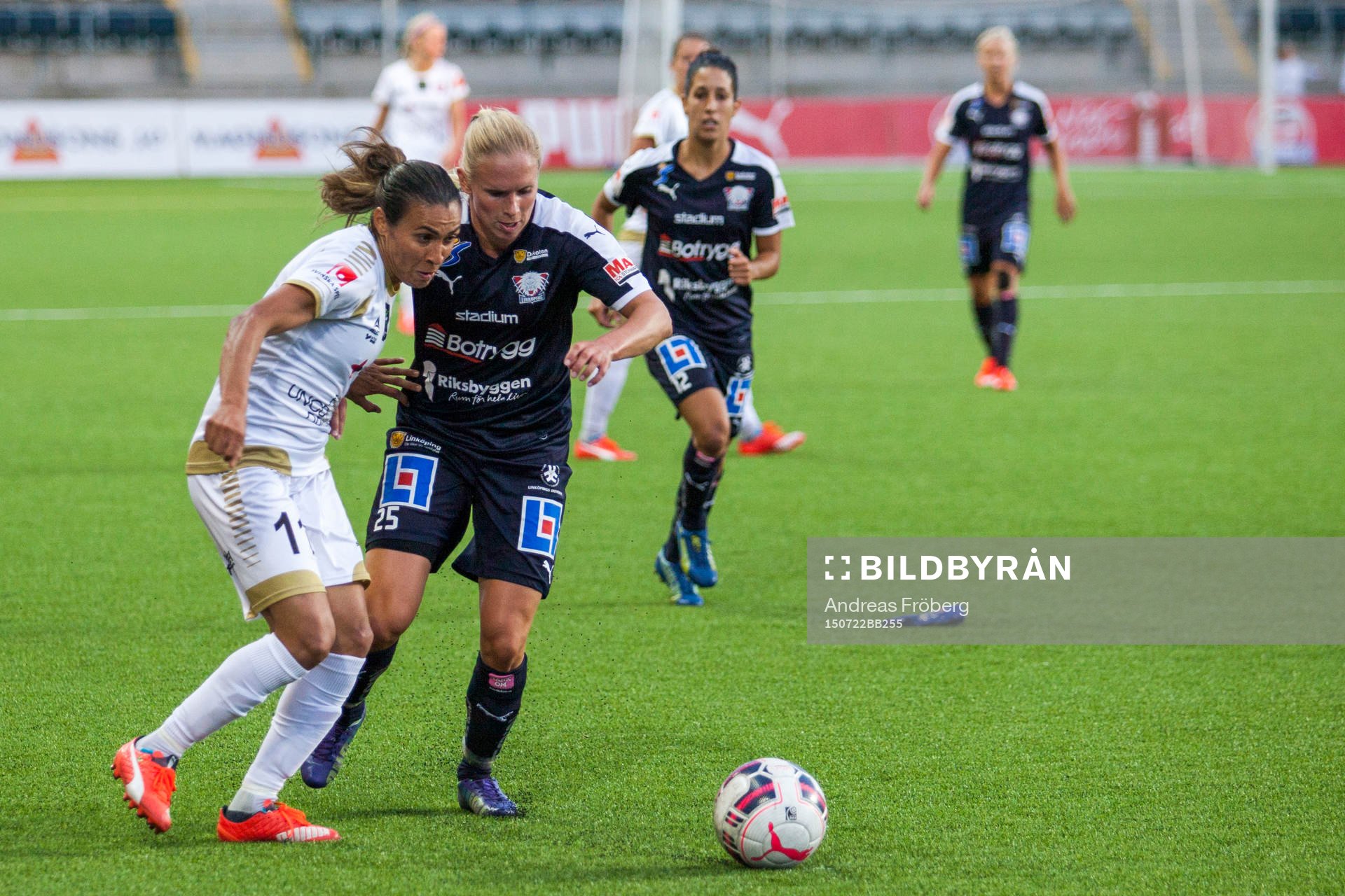 FC Rosengårds Marta Viera da Silva i duell om bollen med