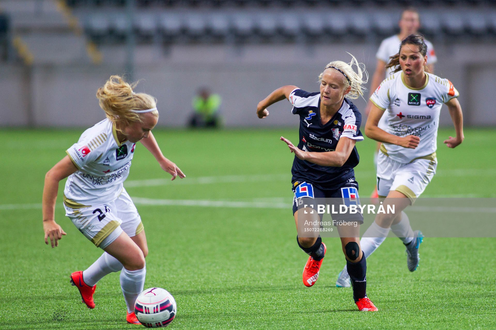 FC Rosengårds Ebba Wieder med bollen jagas av Linköping FC:s Pernille Harder under fotbollsmatchen i Damallsvenskan mellan Linköpings FC och FC Rosengårdden 22 juli 2015 i Linköping.