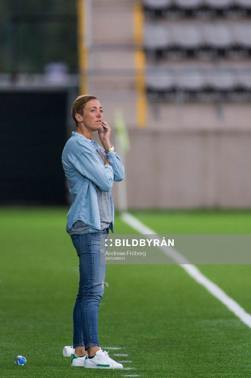 FC Rosengårds tränare Therese Sjögran under fotbollsmatchen i Damallsvenskan mellan Linköpings FC och FC Rosengårdden 22 juli 2015 i Linköping.