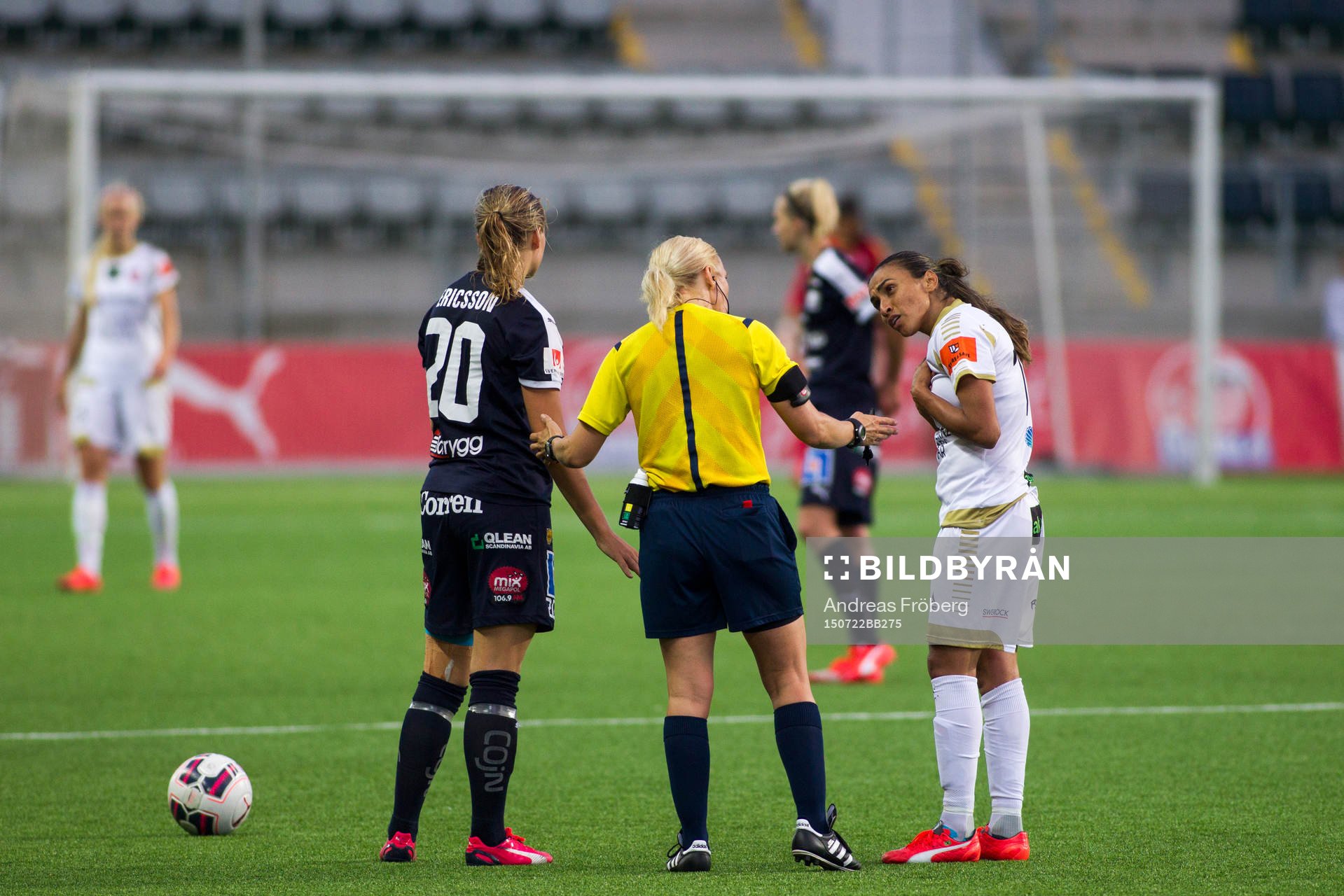 Domare Sara Persson samtalar med FC Rosengårds Marta Viera