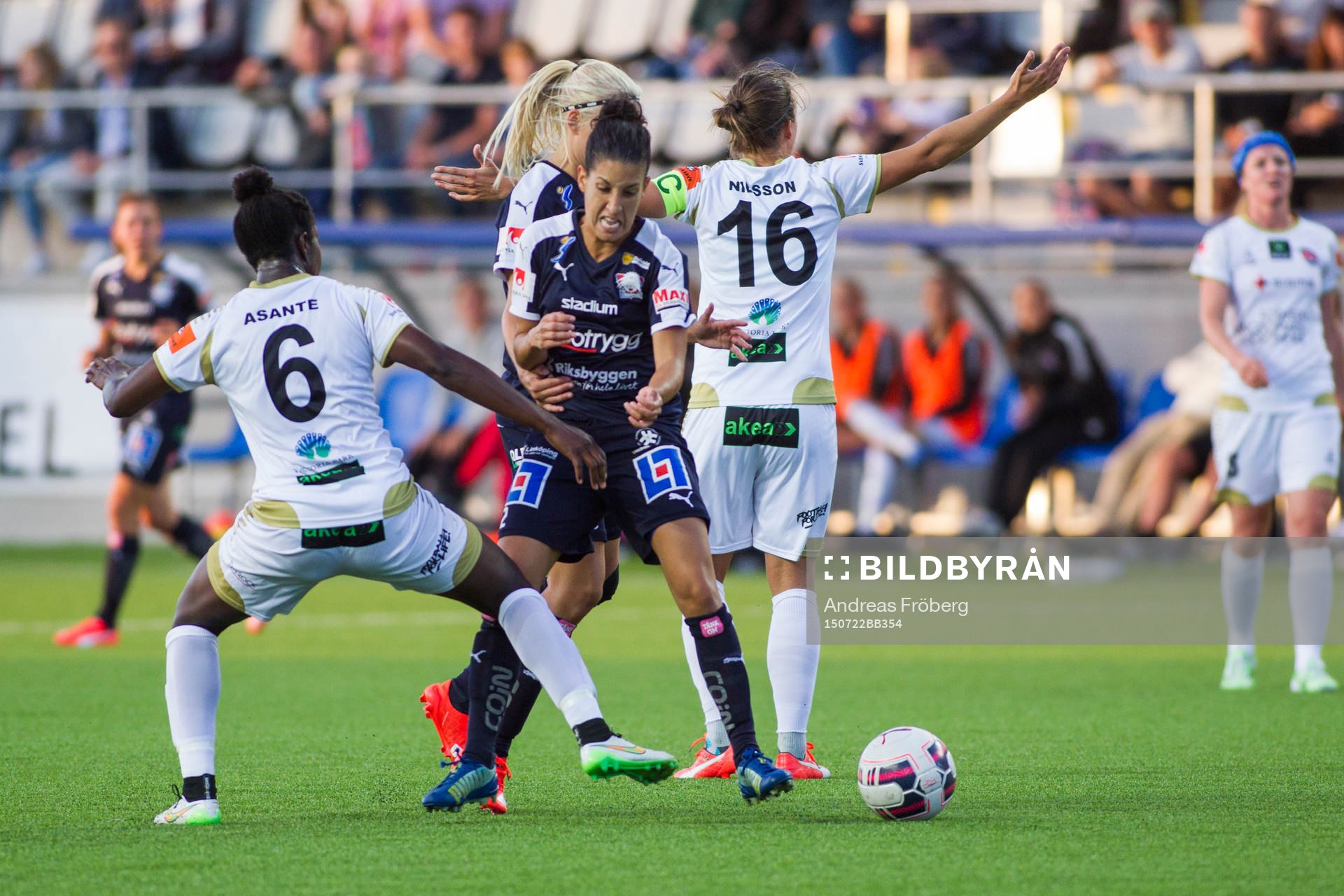 s Claudia Neto tar sig förbi FC Rosengårds Anita Asante