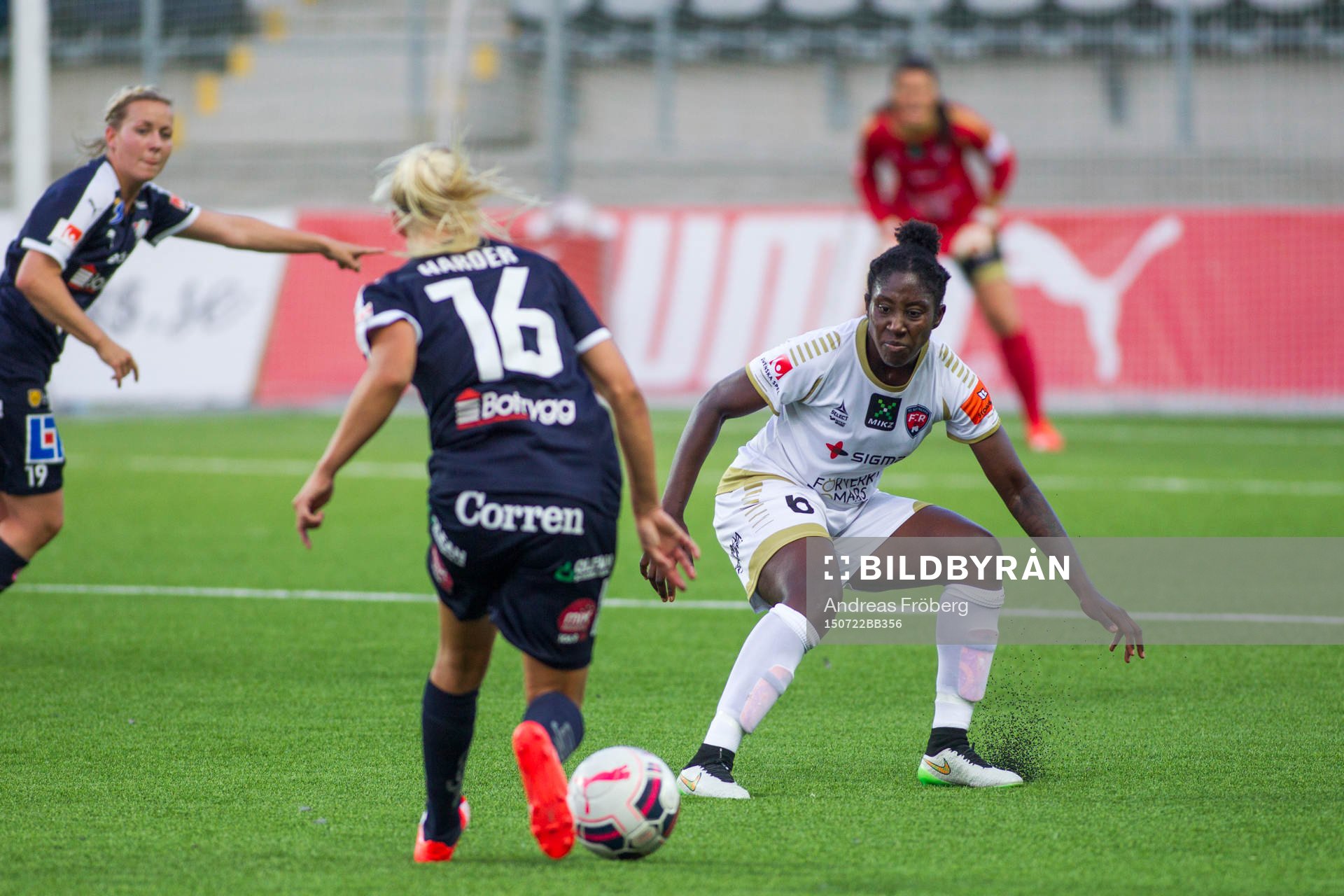 s Pernille Harder försöker nå Kristine Minde med en pass