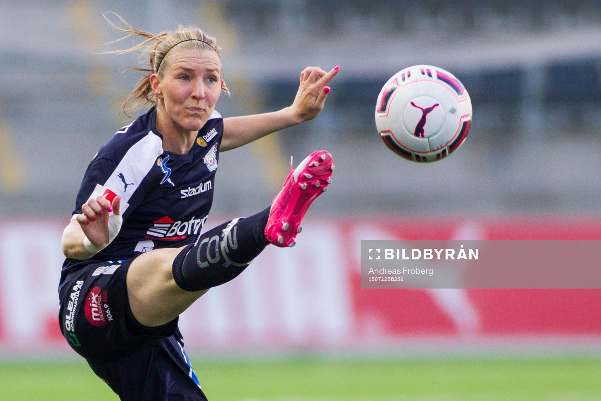 s Maja Krantz tar emot bollen