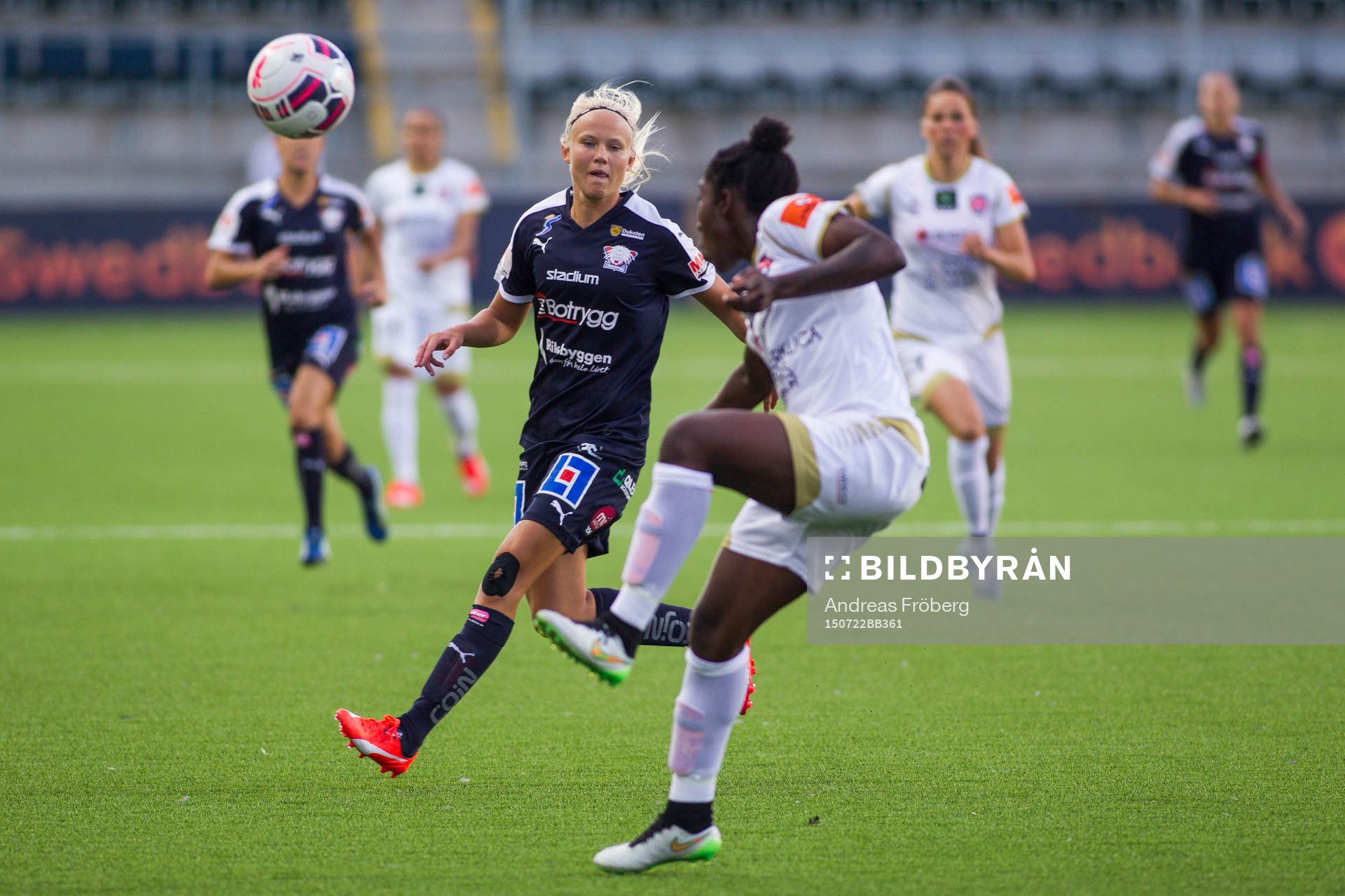 FC Rosengårds Anita Asante rensar undan bollen som