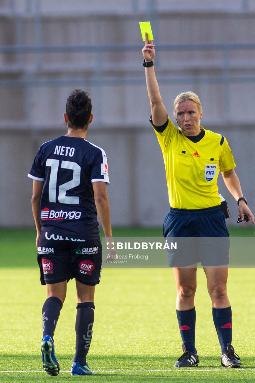 s Claudia Neto gult kort