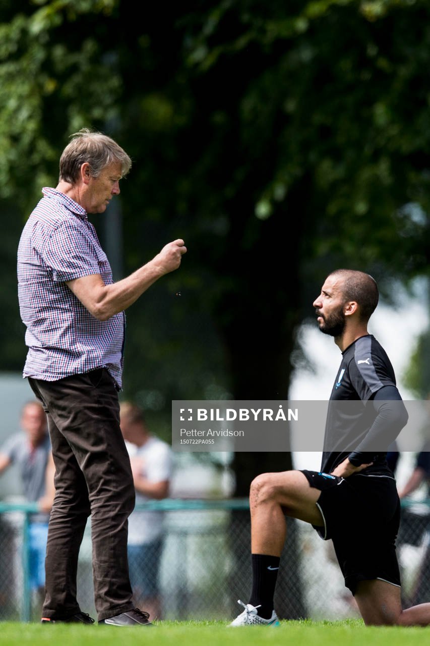 Malmö FFs tränare Åge Hareide pratar med Guillermo Molins