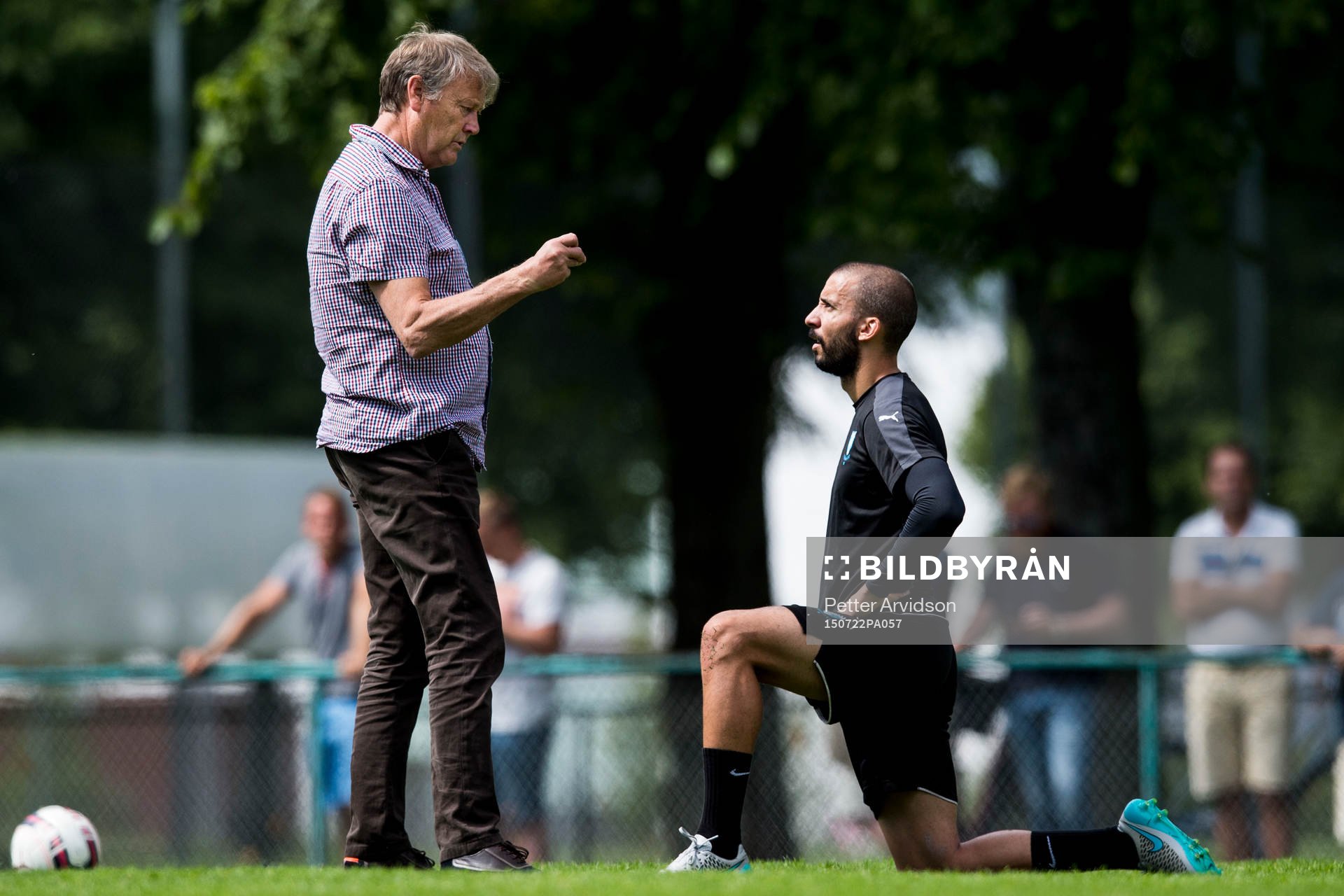 Malmö FFs tränare Åge Hareide pratar med Guillermo Molins