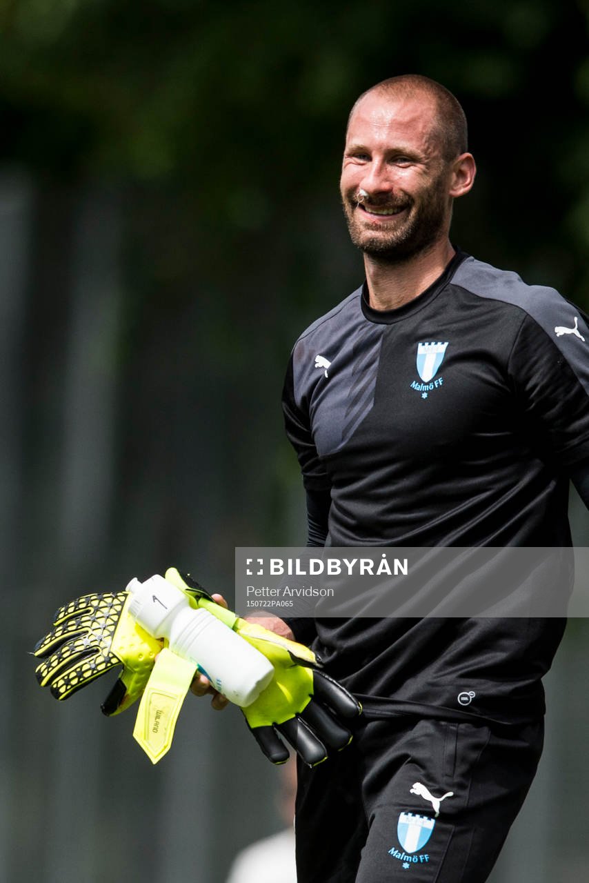 Malmö FFs nyförvärv målvakt Johan Wiland fick lättare