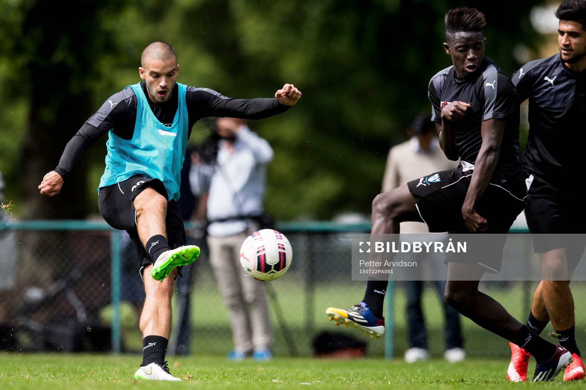 Malmö FFs Vladimir Rodic skjuter mot Pa Konate och Mahmut
