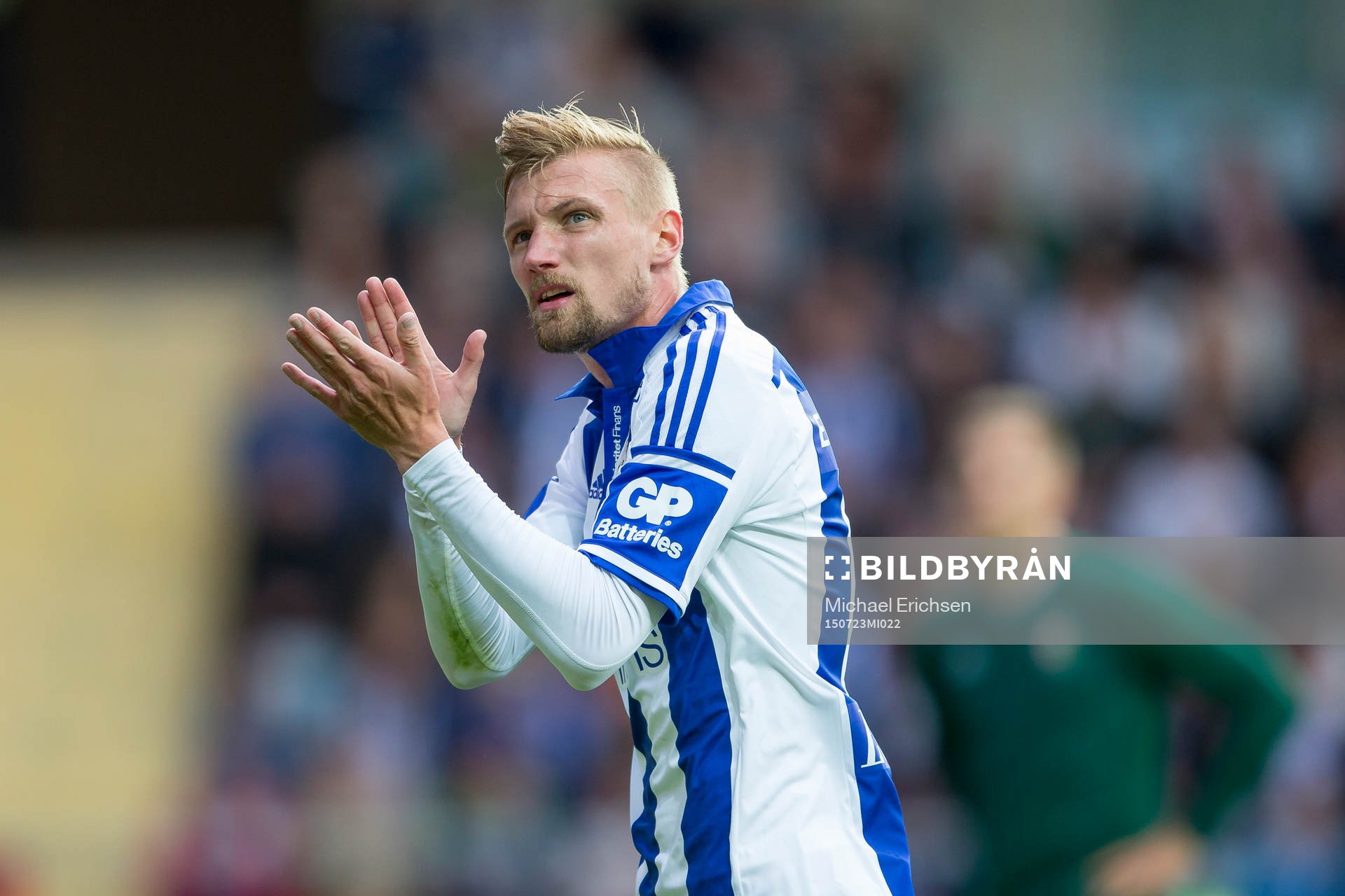IFK Göteborgs Sebastian Eriksson manar på publiken