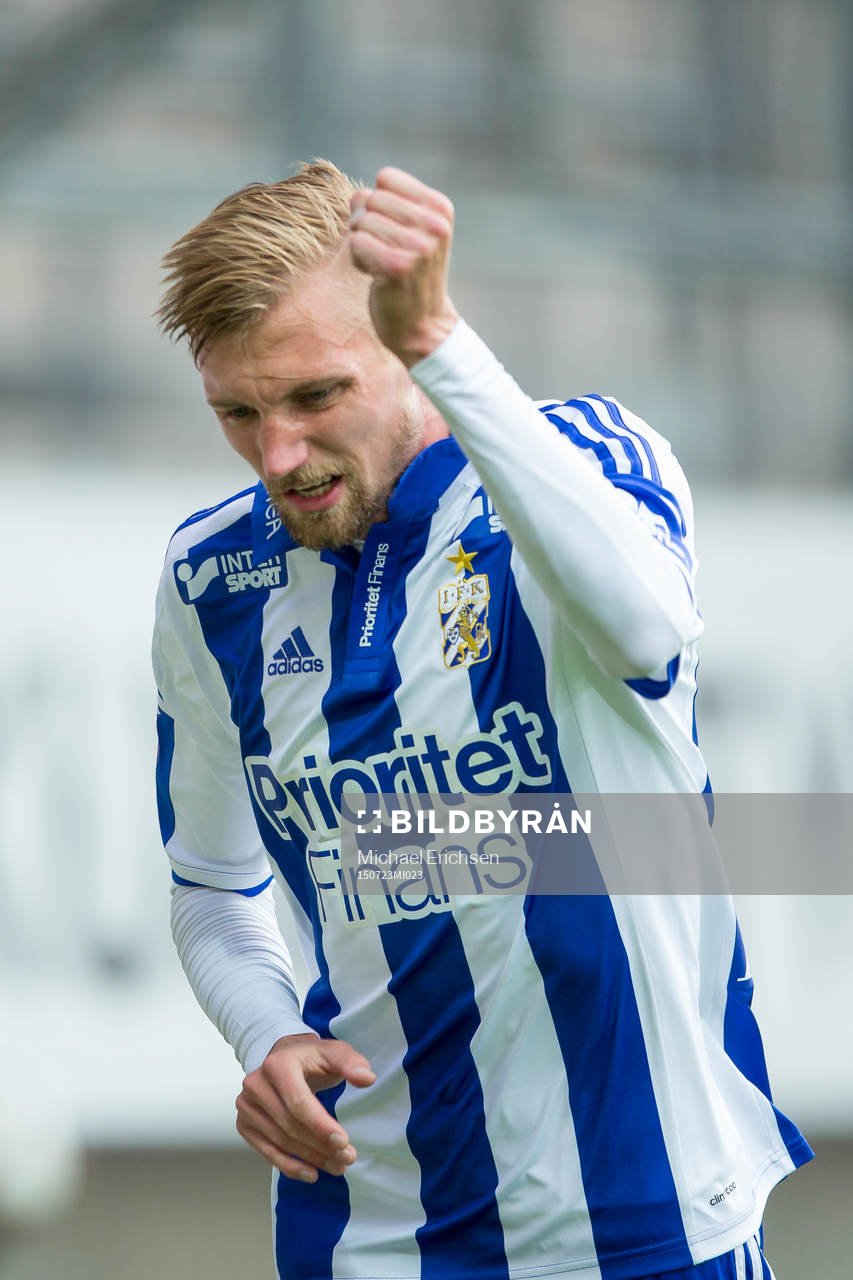 IFK Göteborgs Sebastian Eriksson manar på publiken