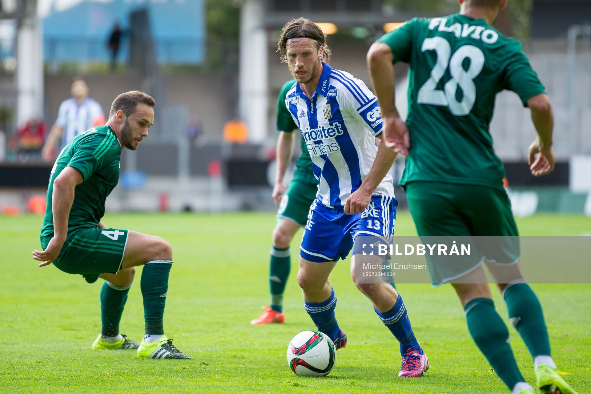 IFK Göteborgs Gustav Svensson mot Slask Wroclaws Tom Hateley och Flavio Paixao under fotbollsmatchen i kvalet till Europa League mellan IFK Göteborg och Slask Wroclaw den 23 juli 2015 i Göteborg.