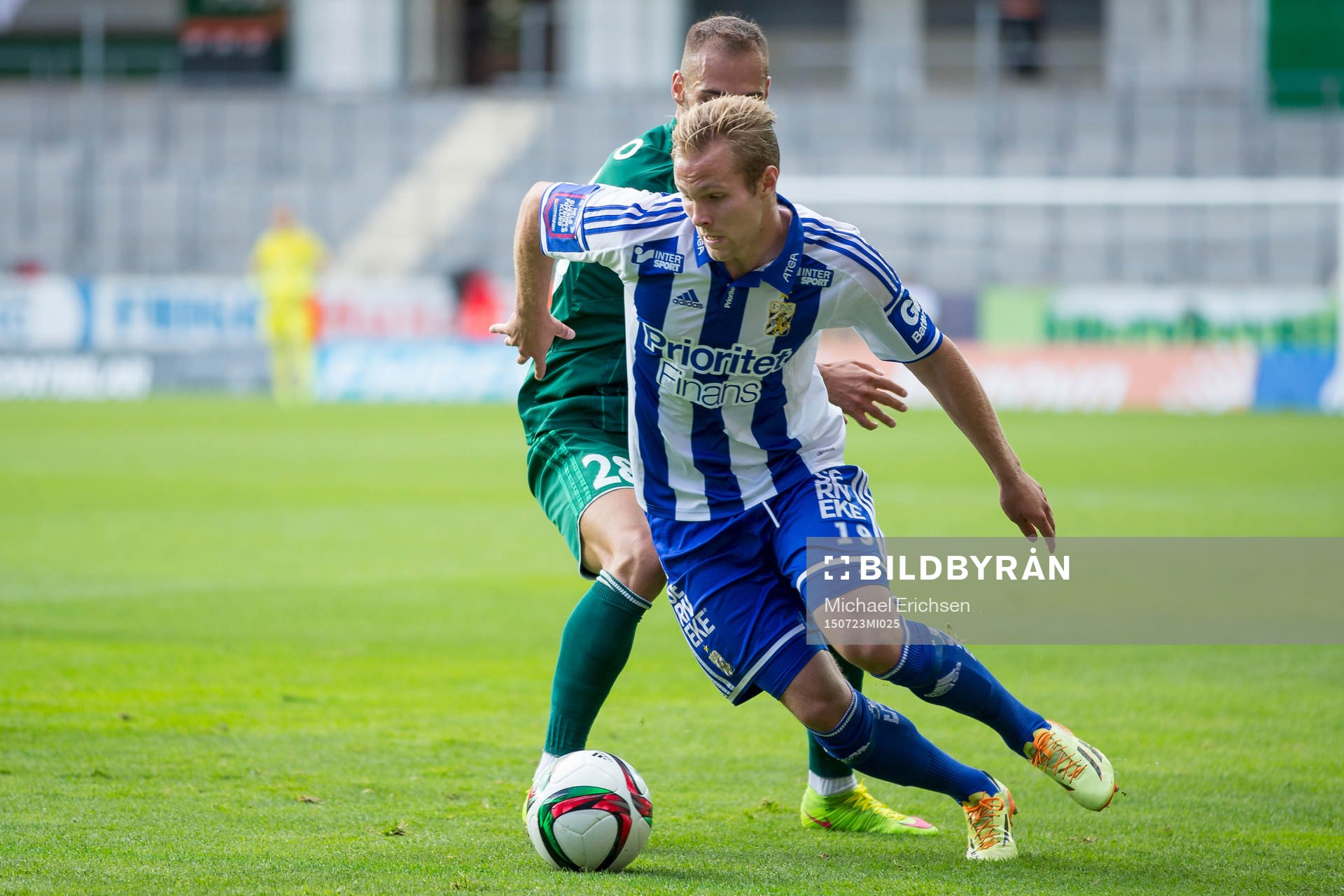 IFK Göteborgs Gustav Engvall vänder bort Slask Wroclaws Flavio Paixao under fotbollsmatchen i kvalet till Europa League mellan IFK Göteborg och Slask Wroclaw den 23 juli 2015 i Göteborg.