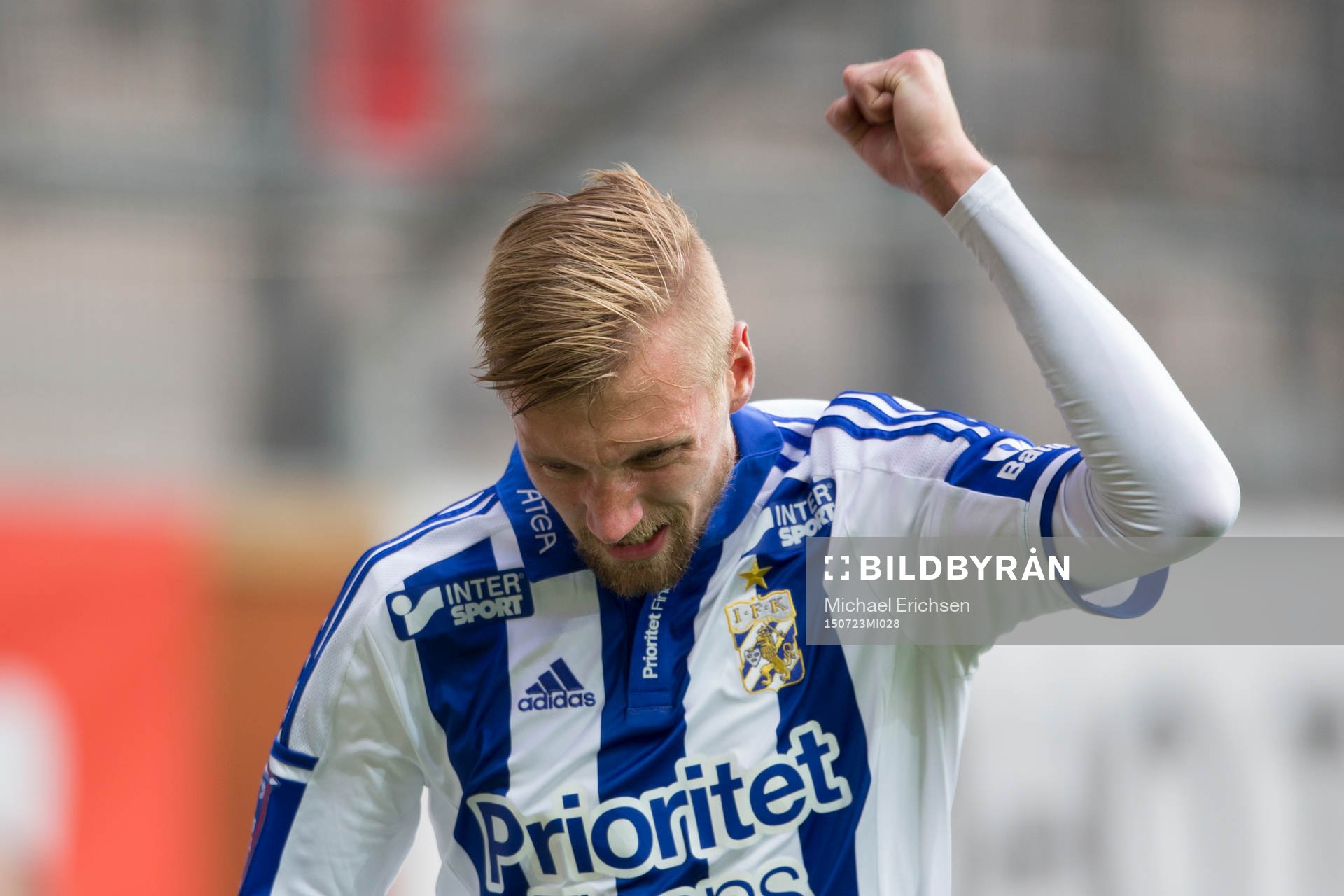 IFK Göteborgs Sebastian Eriksson manar på publiken under fotbollsmatchen i kvalet till Europa League mellan IFK Göteborg och Slask Wroclaw den 23 juli 2015 i Göteborg.