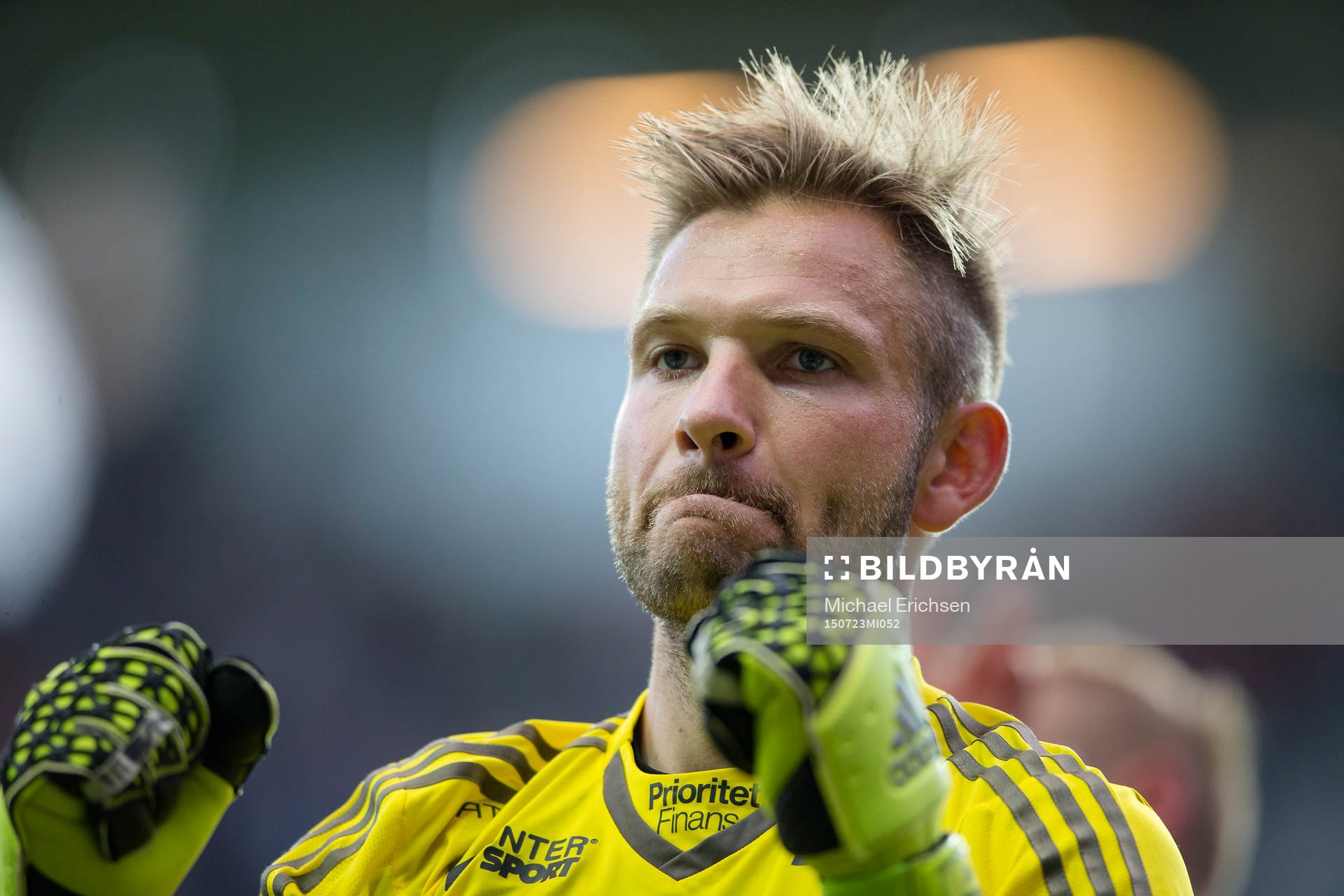 IFK Göteborgs målvakt John Alvbåge jublar och tackar