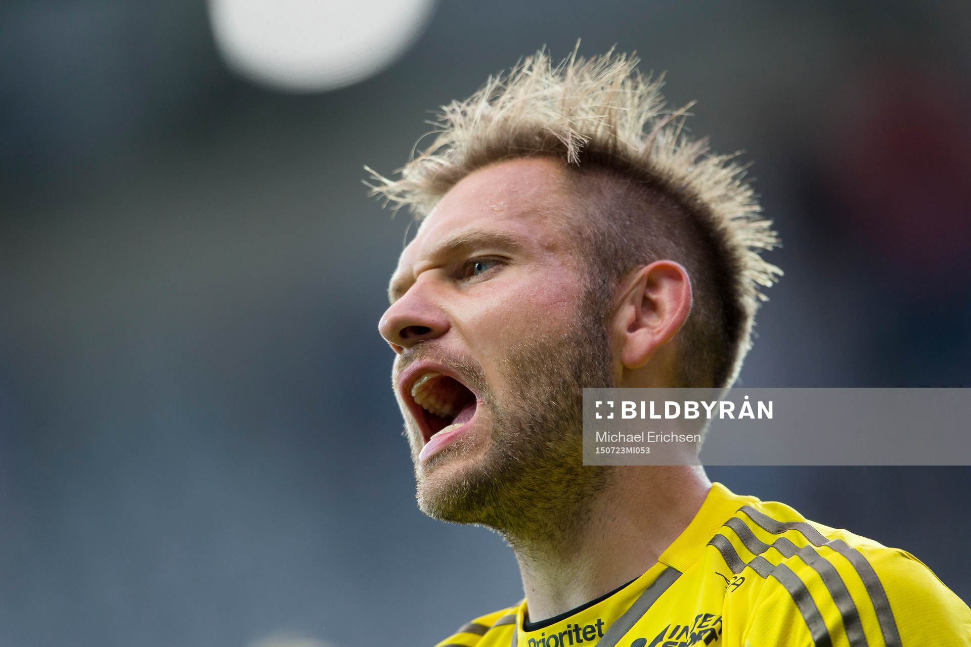 IFK Göteborgs målvakt John Alvbåge jublar och tackar