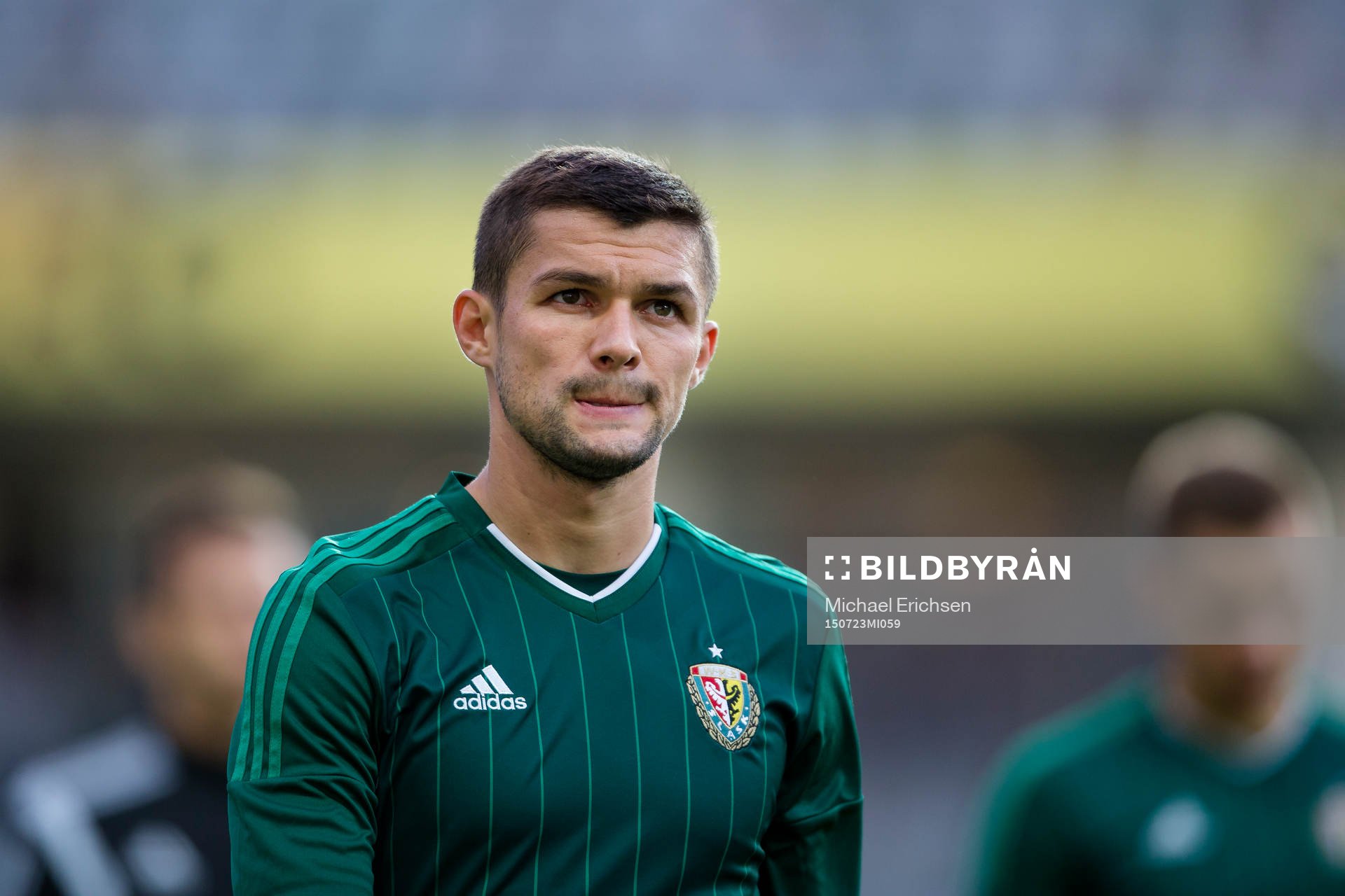 Slask Wroclaws Mateusz Machaj lämnar planen deppig