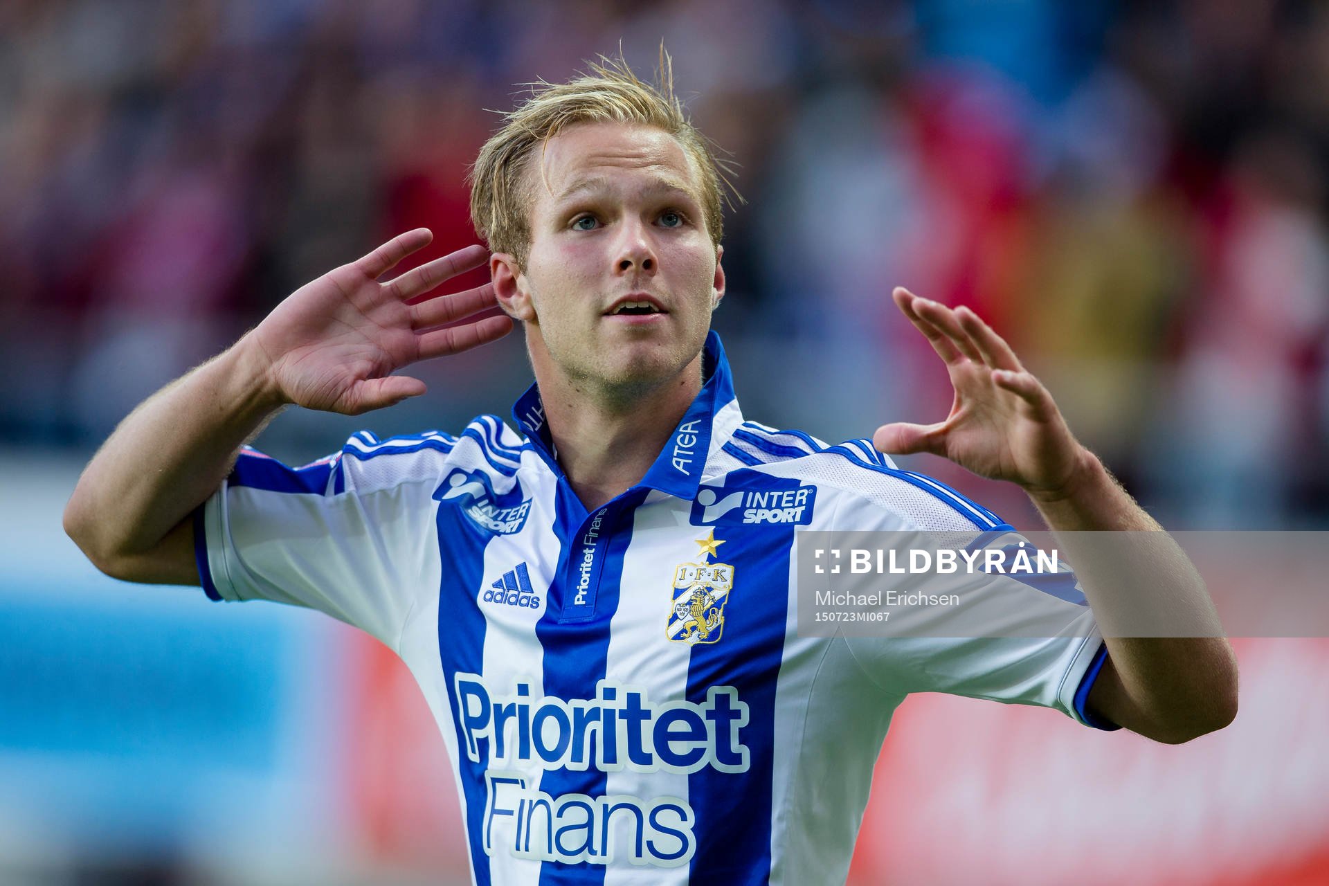 IFK Göteborgs Gustav Engvall jublar och lyssnar till