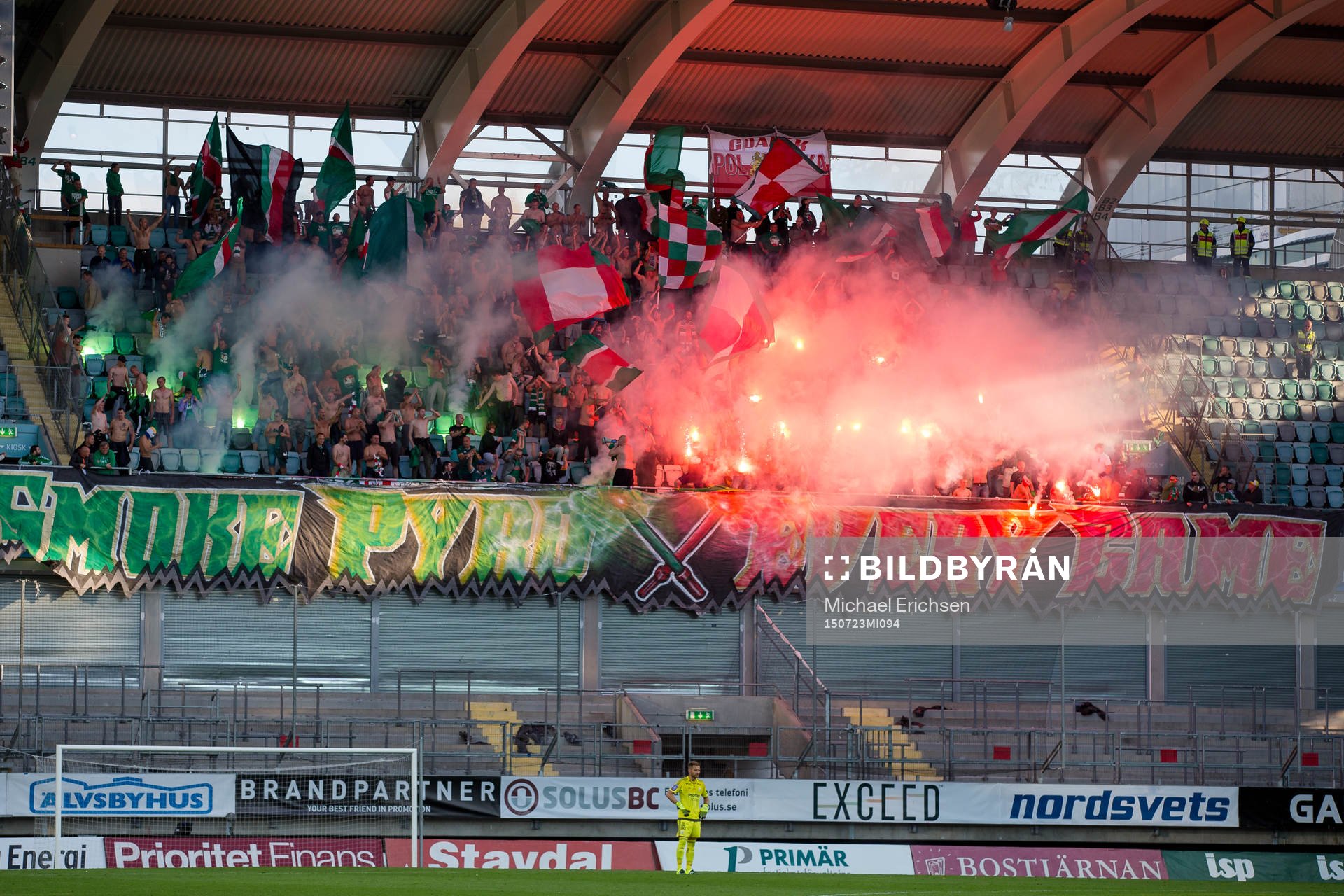 Slask Wroclaws fans med bengaler ovan IFK Göteborgs