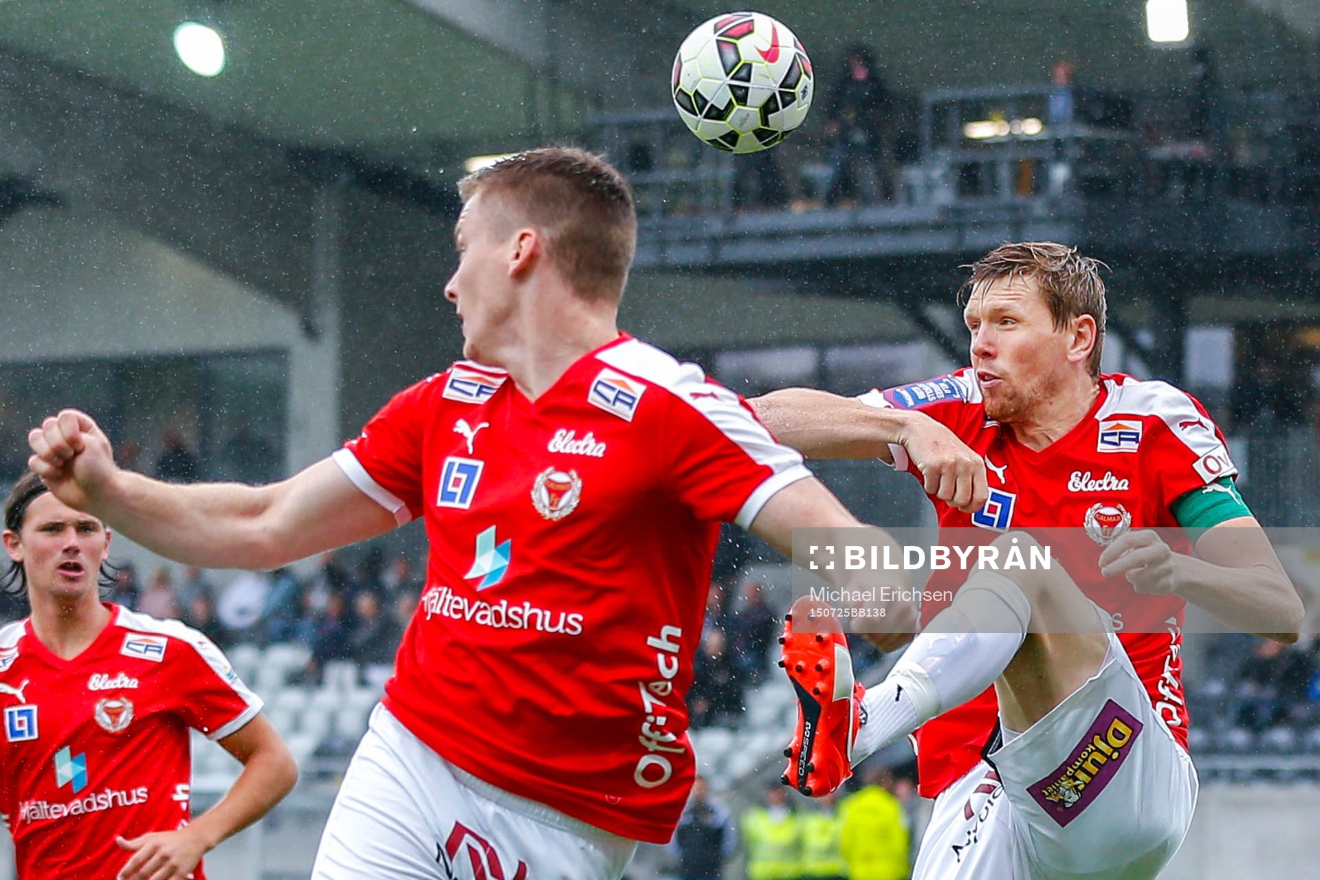 Kalmars David Elm rensar bort bollen