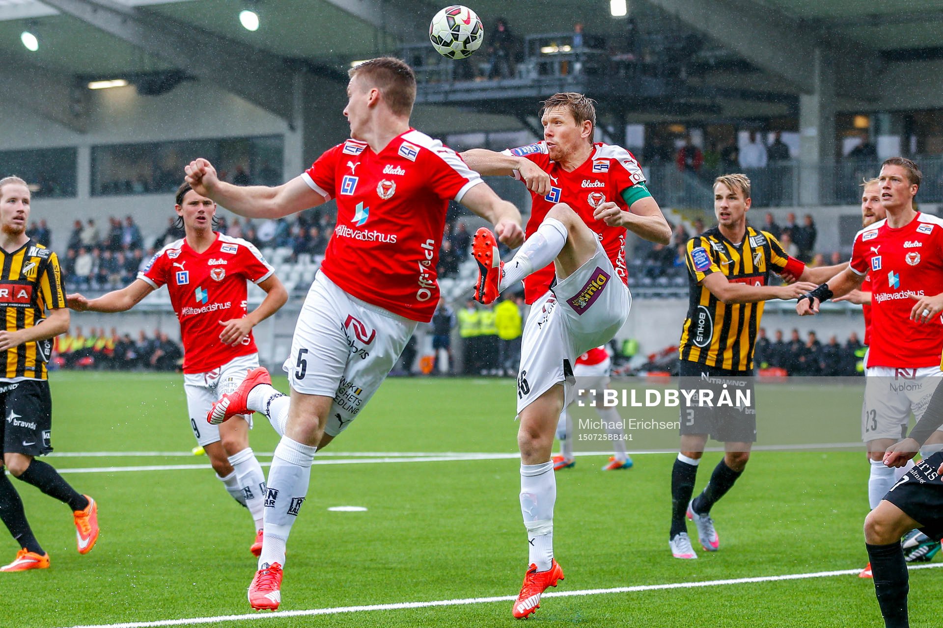 Kalmars David Elm rensar bort bollen